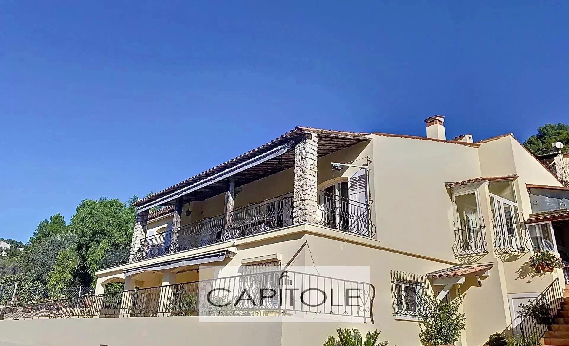 VALLAURIS - 8-room detached villa with swimming pool, 2 terraces and garden