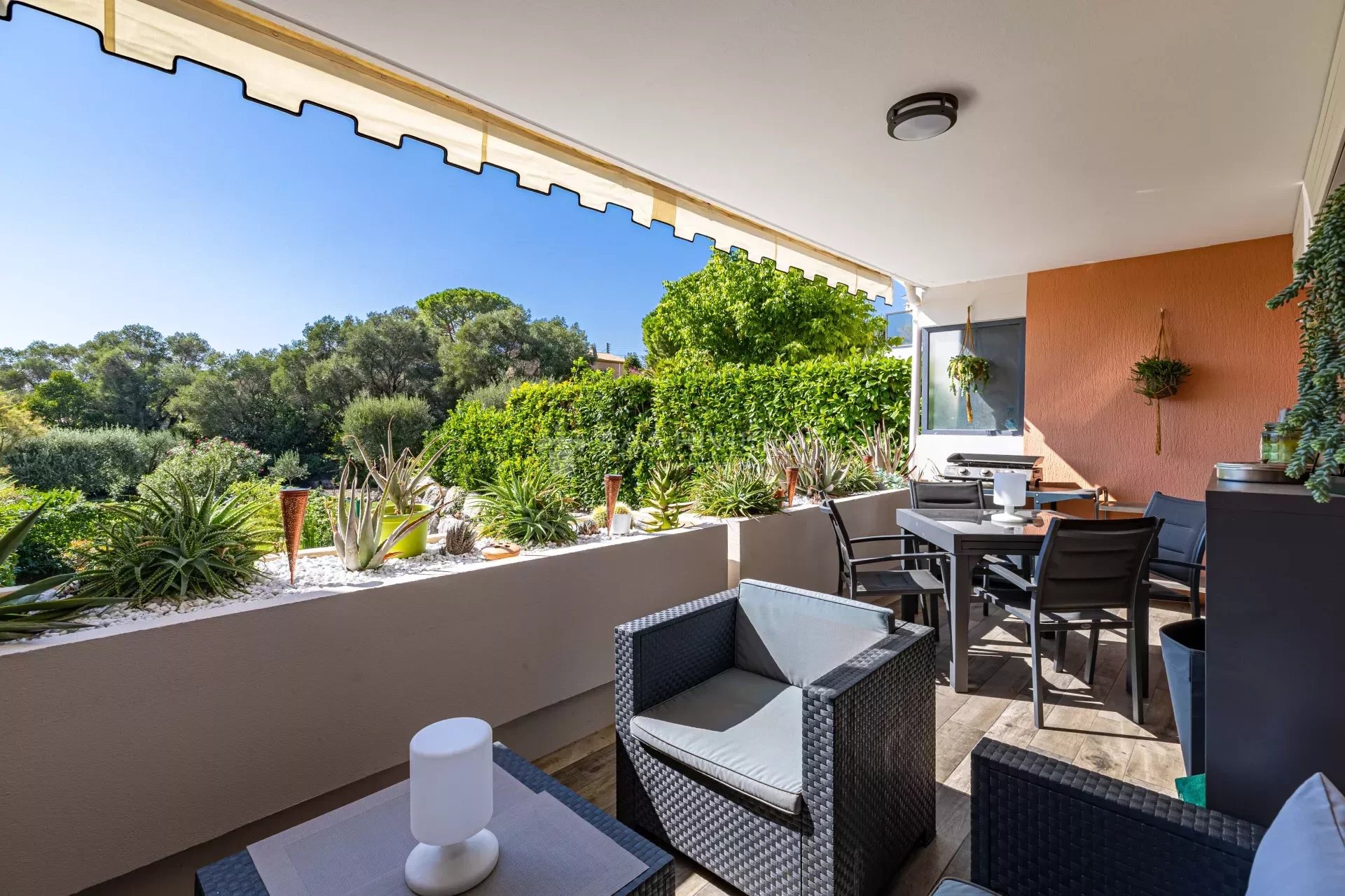 Antibes - Lys og hyggelig 2-3 roms leilighet med terrasser, garasje i residens med pool og tennis court