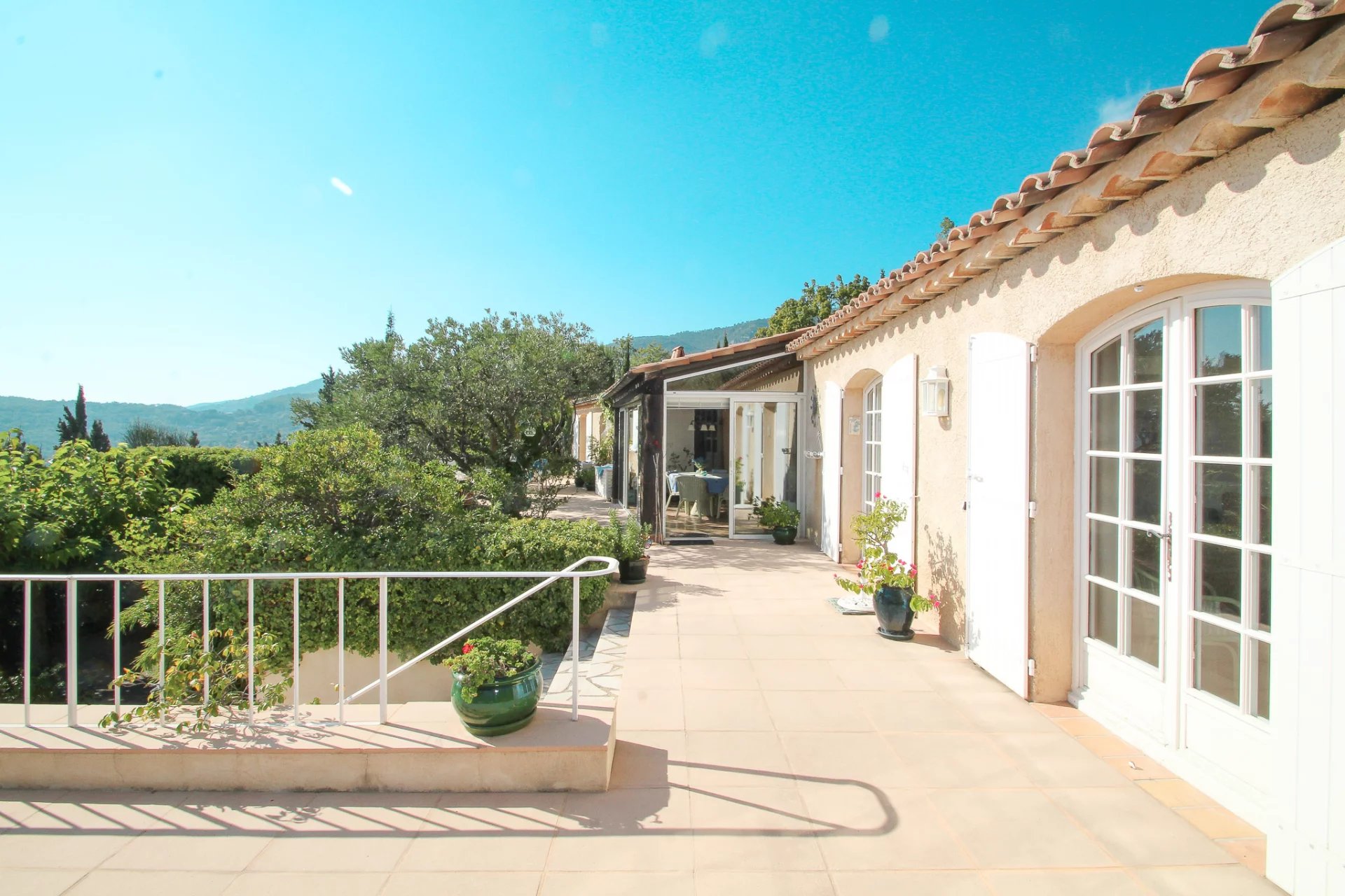Beautiful single-story villa with panoramic views nestled in the stunning Provencal countryside.