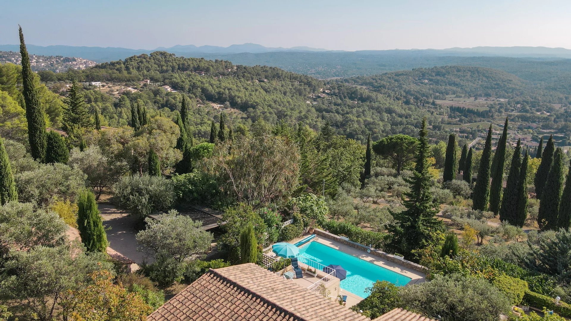 Belle villa de plain pied avec une vue panoramique nichée dans la magnifique campagne provençale