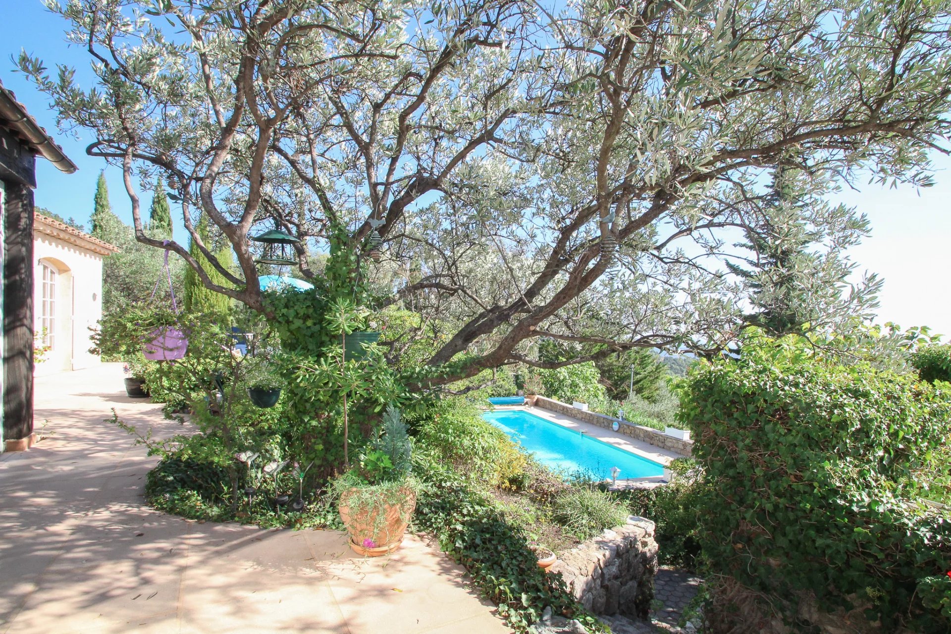 Beautiful single-story villa with panoramic views nestled in the stunning Provencal countryside.