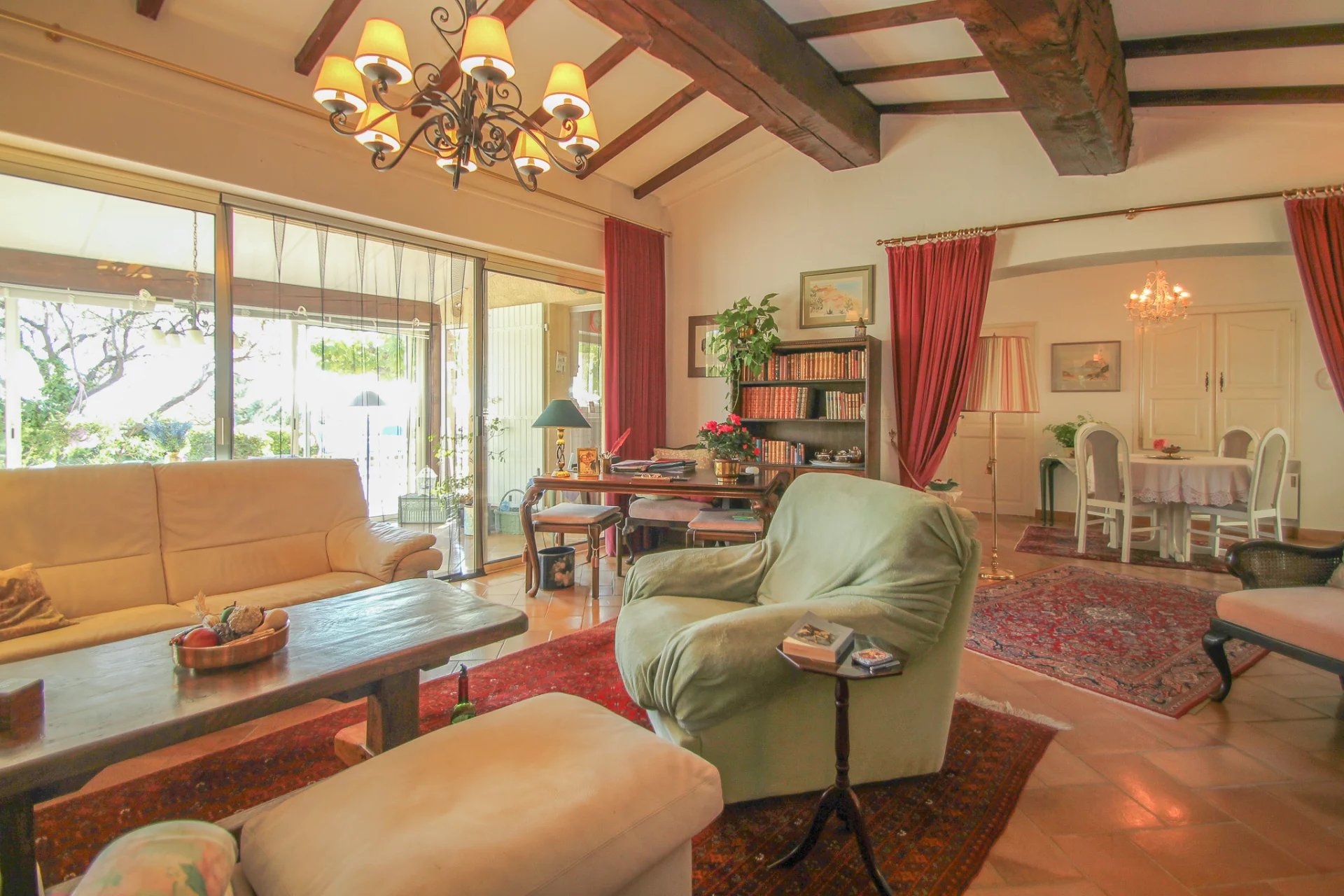 Belle villa de plain pied avec une vue panoramique nichée dans la magnifique campagne provençale