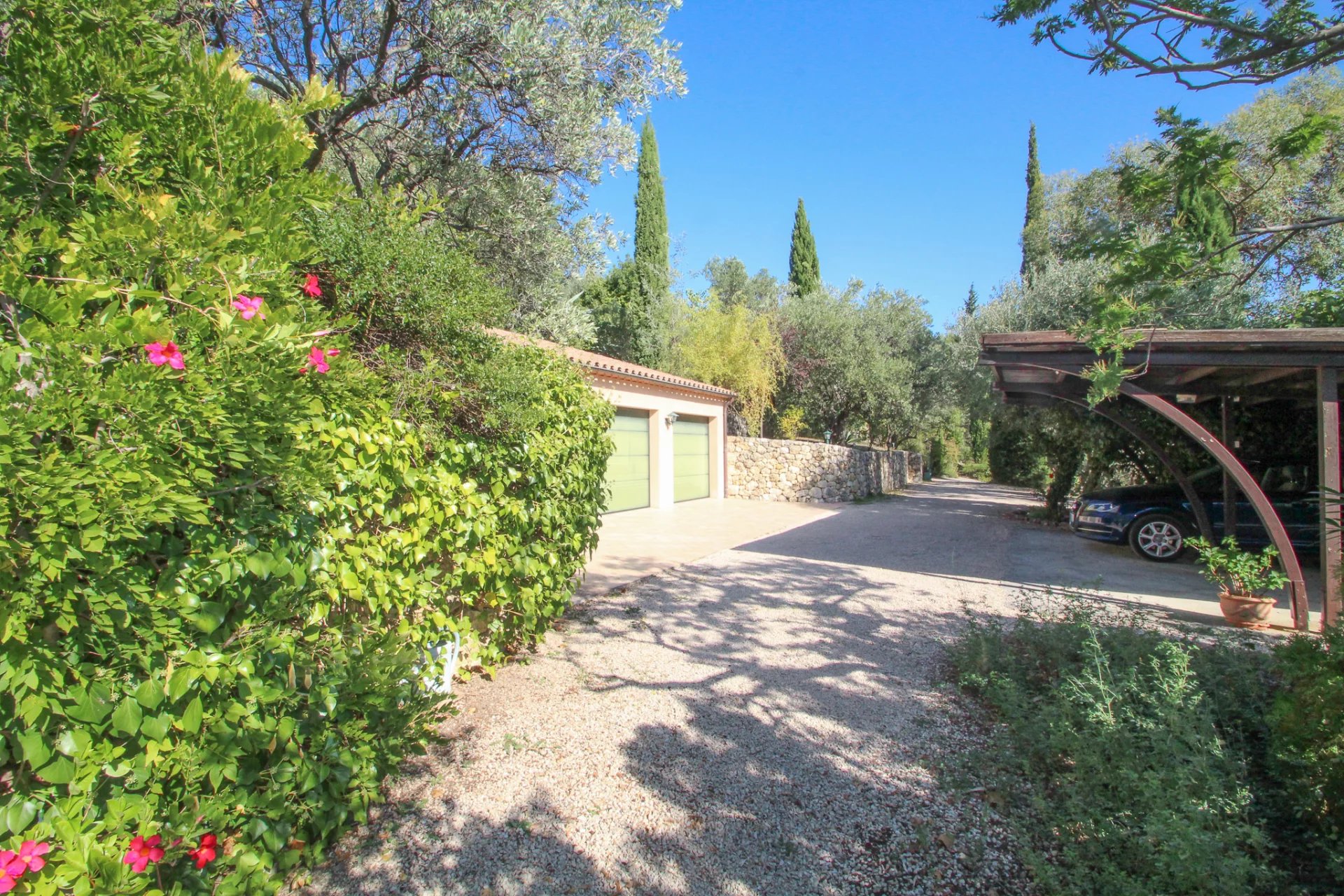 Prachtige gelijkvloerse villa met panoramisch uitzicht, genesteld in het prachtige Provençaalse platteland.