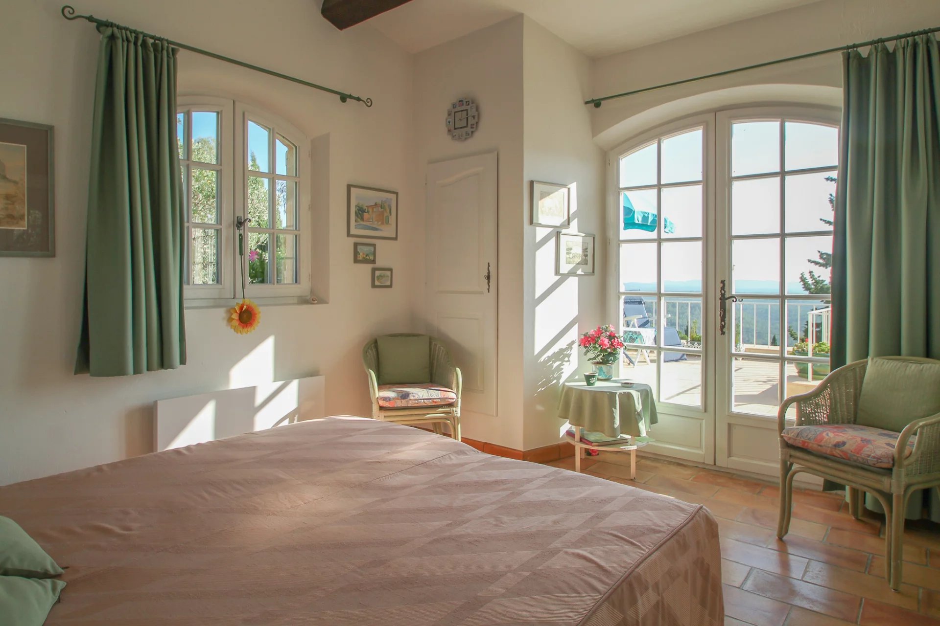 Prachtige gelijkvloerse villa met panoramisch uitzicht, genesteld in het prachtige Provençaalse platteland.