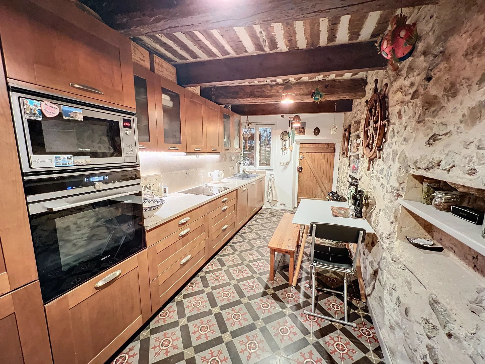 EXCLUSIVE HOUSE IN THE HEART OF OLD ANTIBES WITH ITS PREMISES OR PERSONAL ART GALLERY