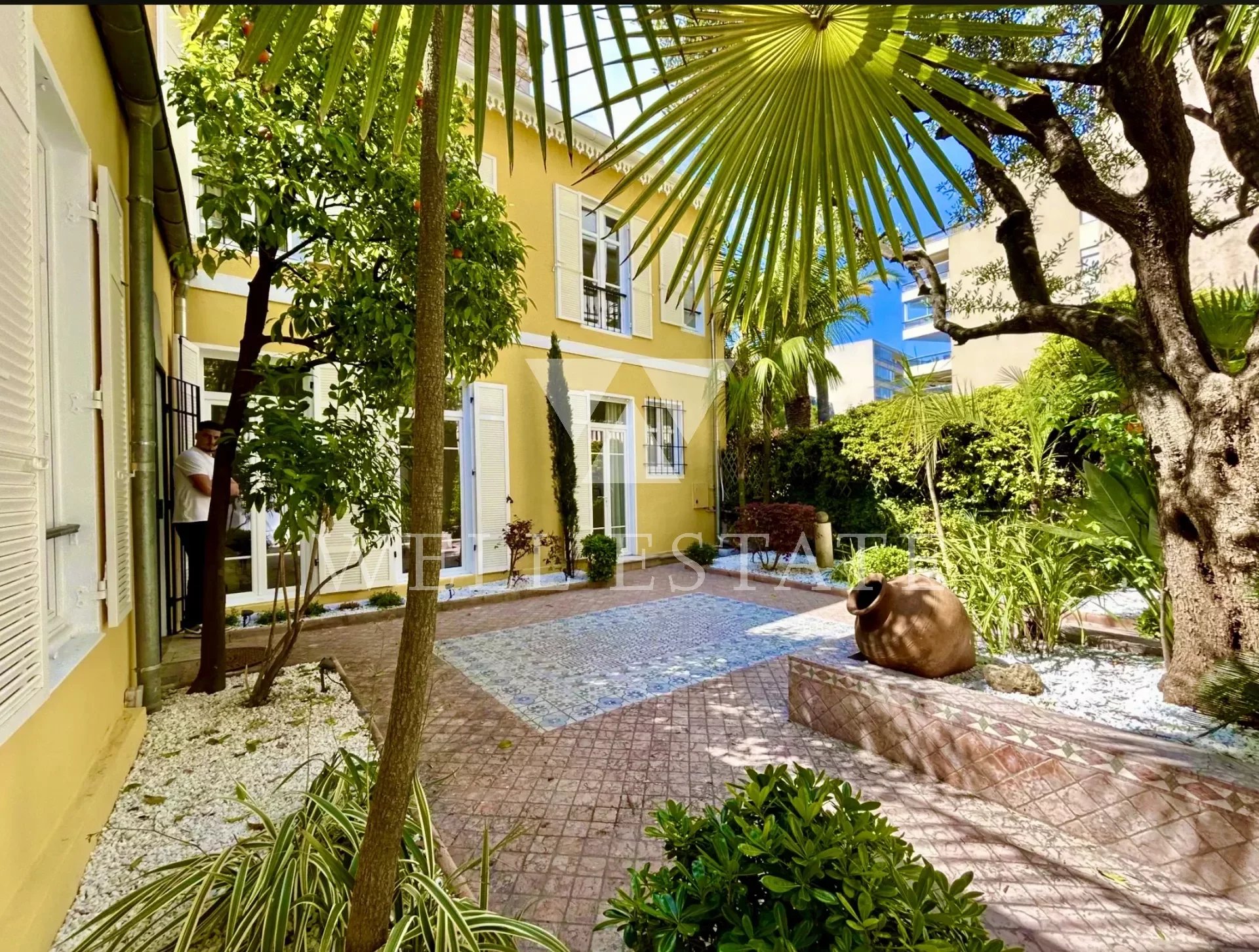 CANNES RUE D'ANTIBES CHARMING 3-BEDROOM VILLA WITH PATIO