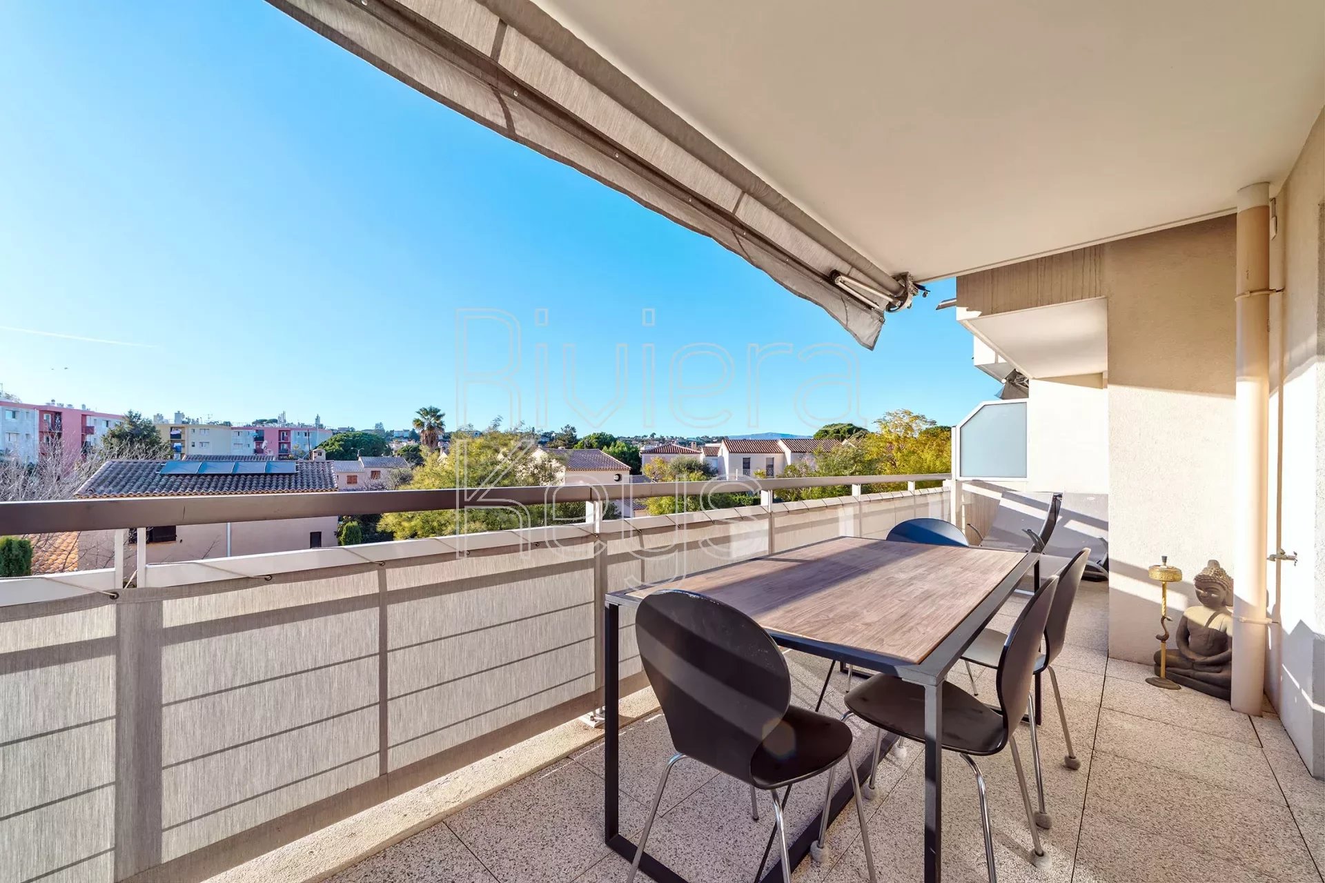 Turnkey impeccable 2 bedroom apartment, 28 m2 terrace, Antibes