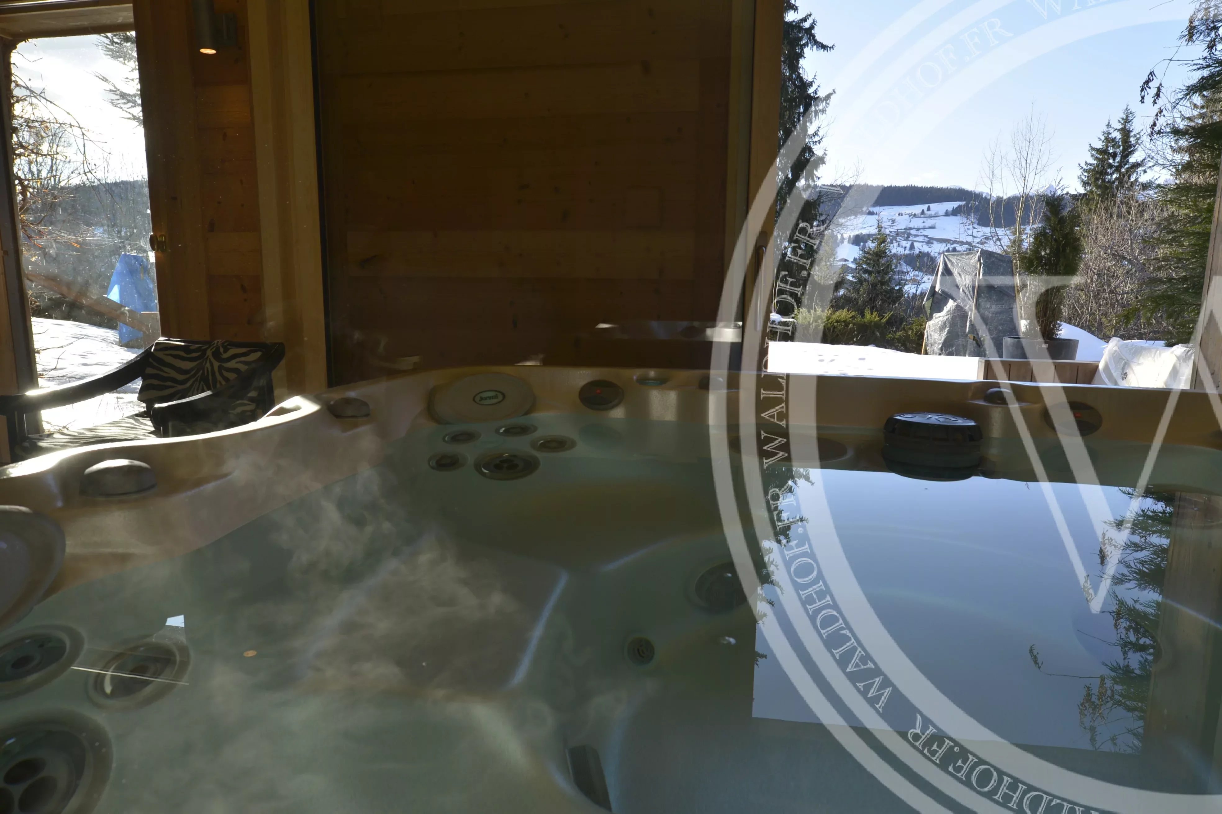Chalet unique de 6 chambres avec accès direct aux pistes de ski à Megève, situé sur un terrain de 3900 m2.