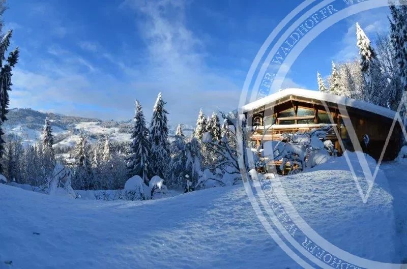 Chalet unique de 6 chambres avec accès direct aux pistes de ski à Megève, situé sur un terrain de 3900 m2.