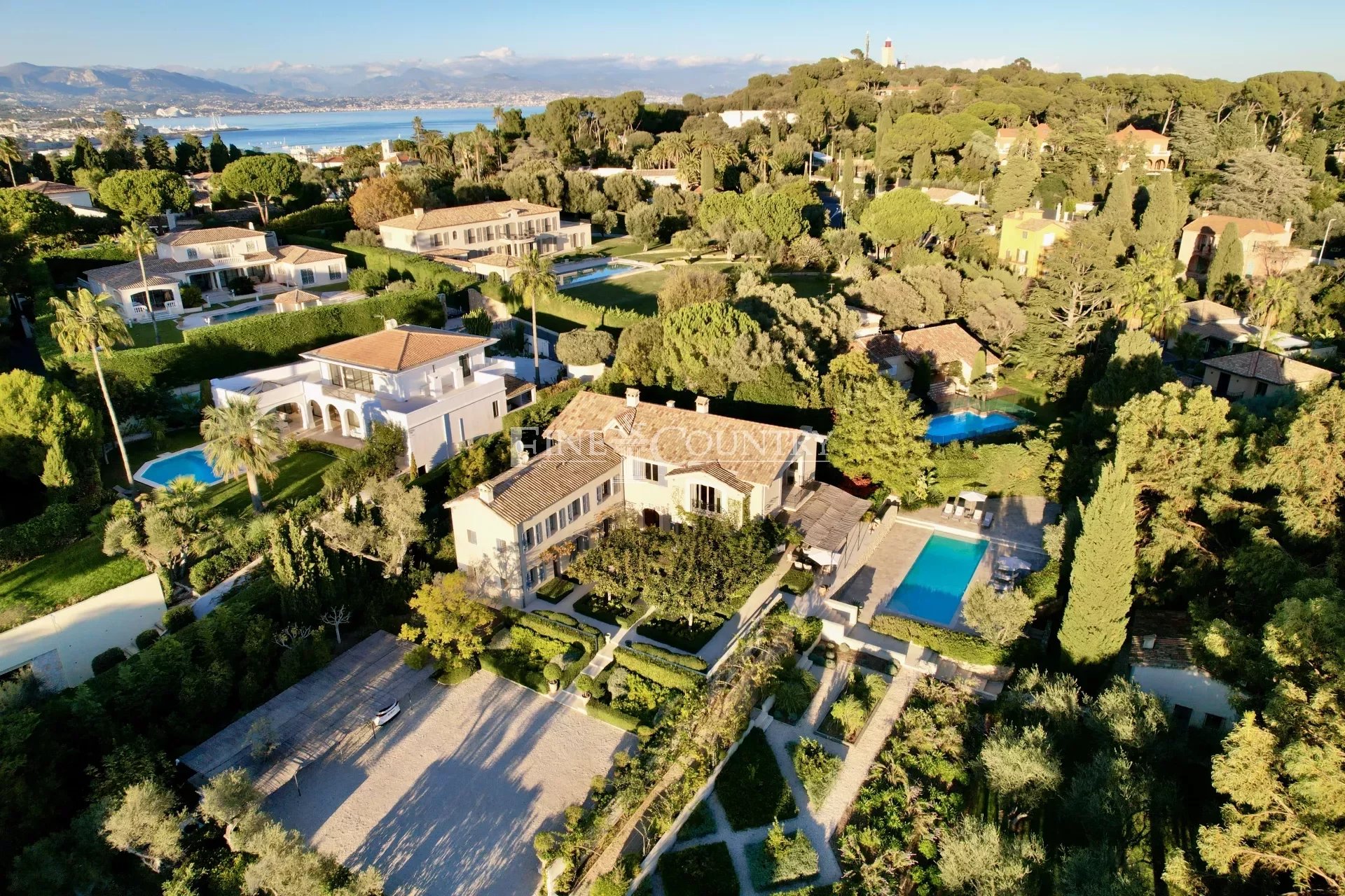 A vendre, superbe villa Cap d'Antibes