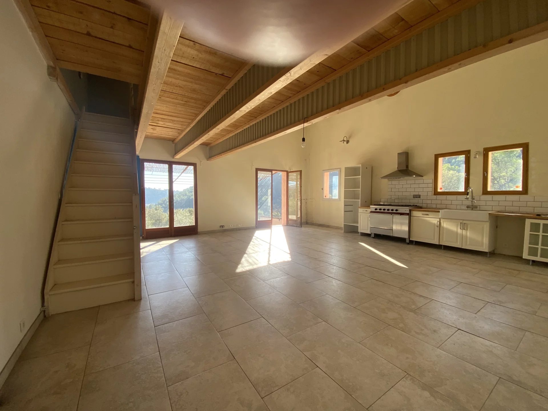 ENTRECASTEAUX - Atypical 5-room villa on a plot of over 4000m2 with garage and workshop.