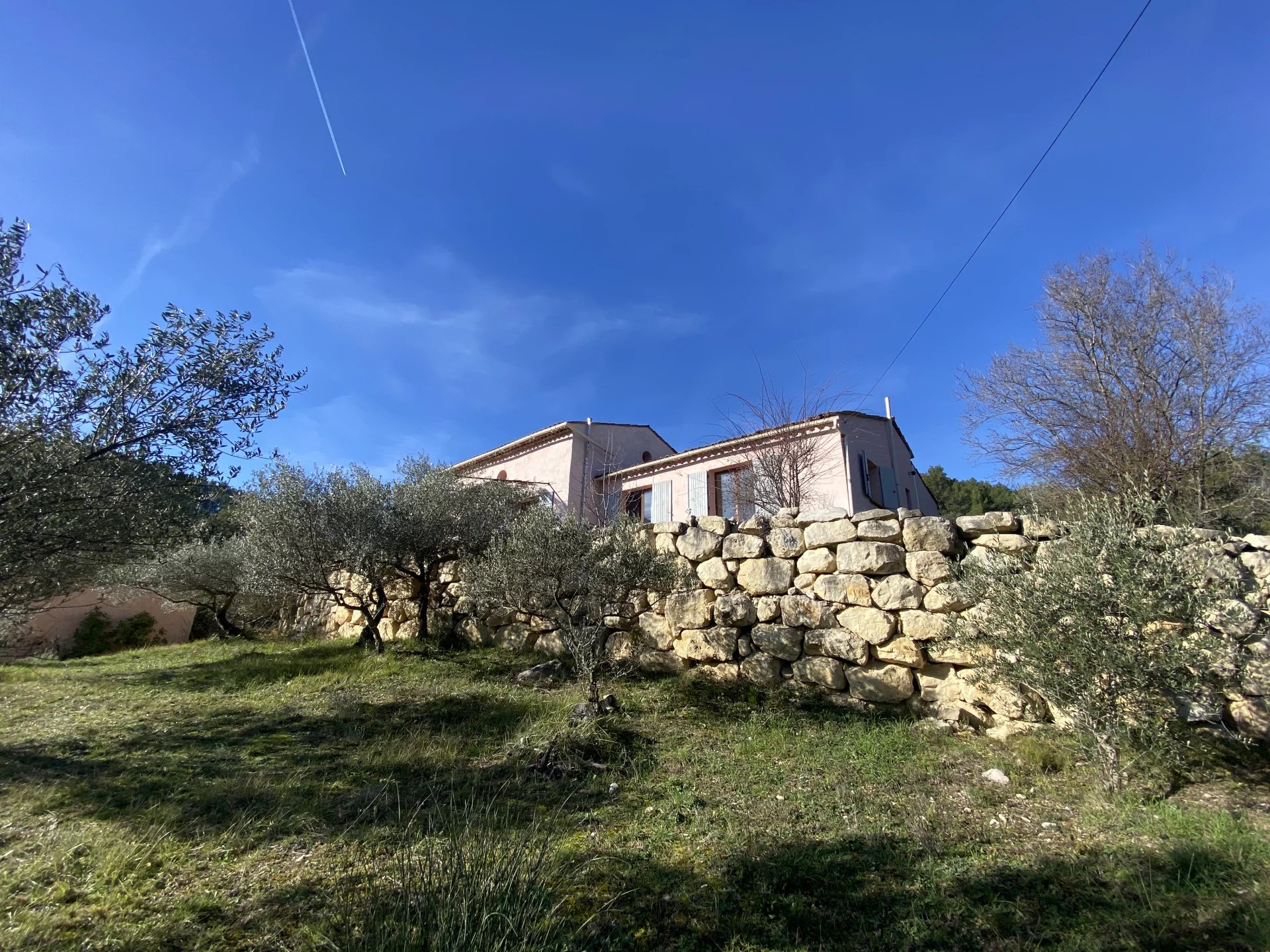 ENTRECASTEAUX - Atypical 5-room villa on a plot of over 4000m2 with garage and workshop.