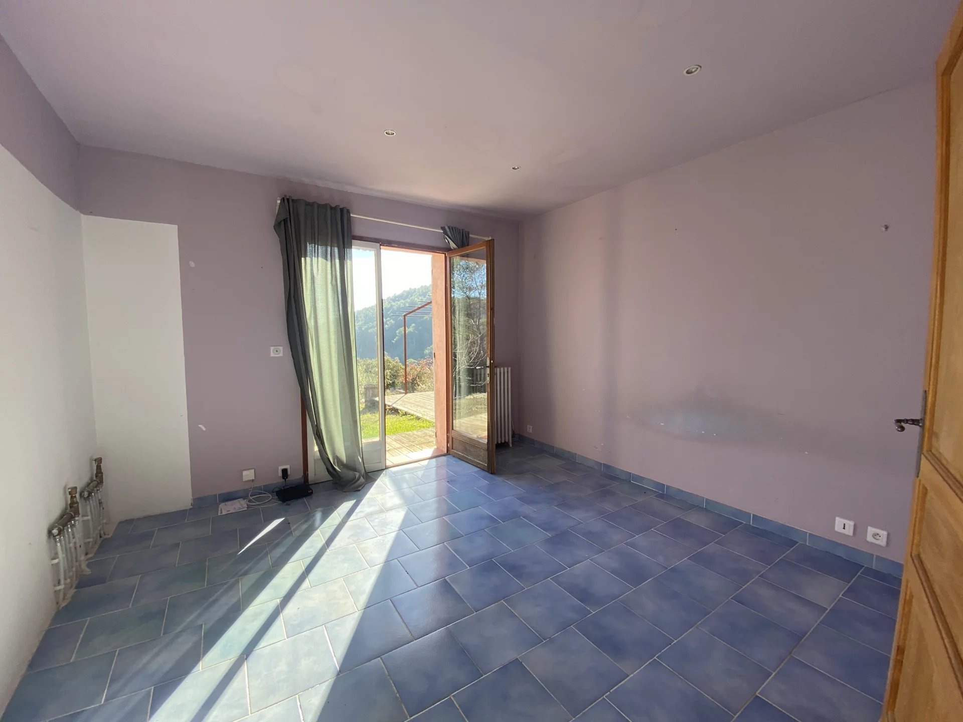 ENTRECASTEAUX - Atypische villa met 5 kamers op een perceel van meer dan 4000m2 met garage en werkplaats.