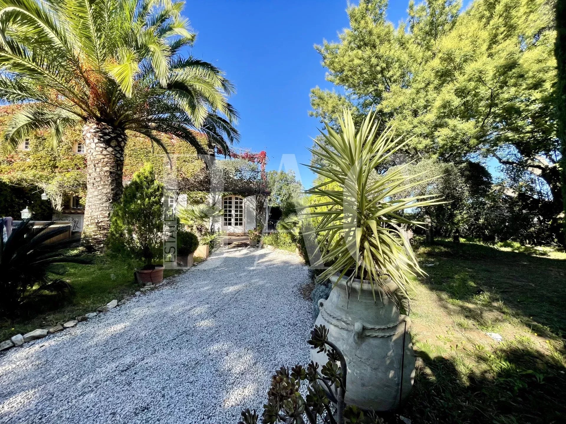 Saint-Tropez, an apartment like a small villa