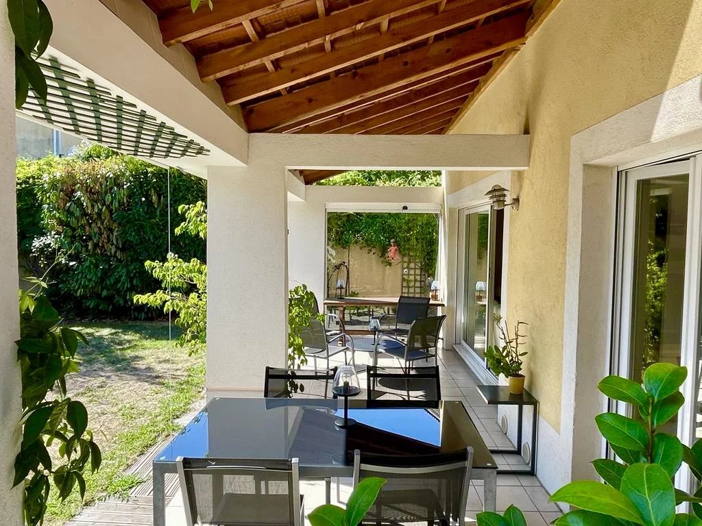 CANNES SALE HOUSE 4 BEDROOMS IN ABSOLUTE CALM SWIMMING POOLS