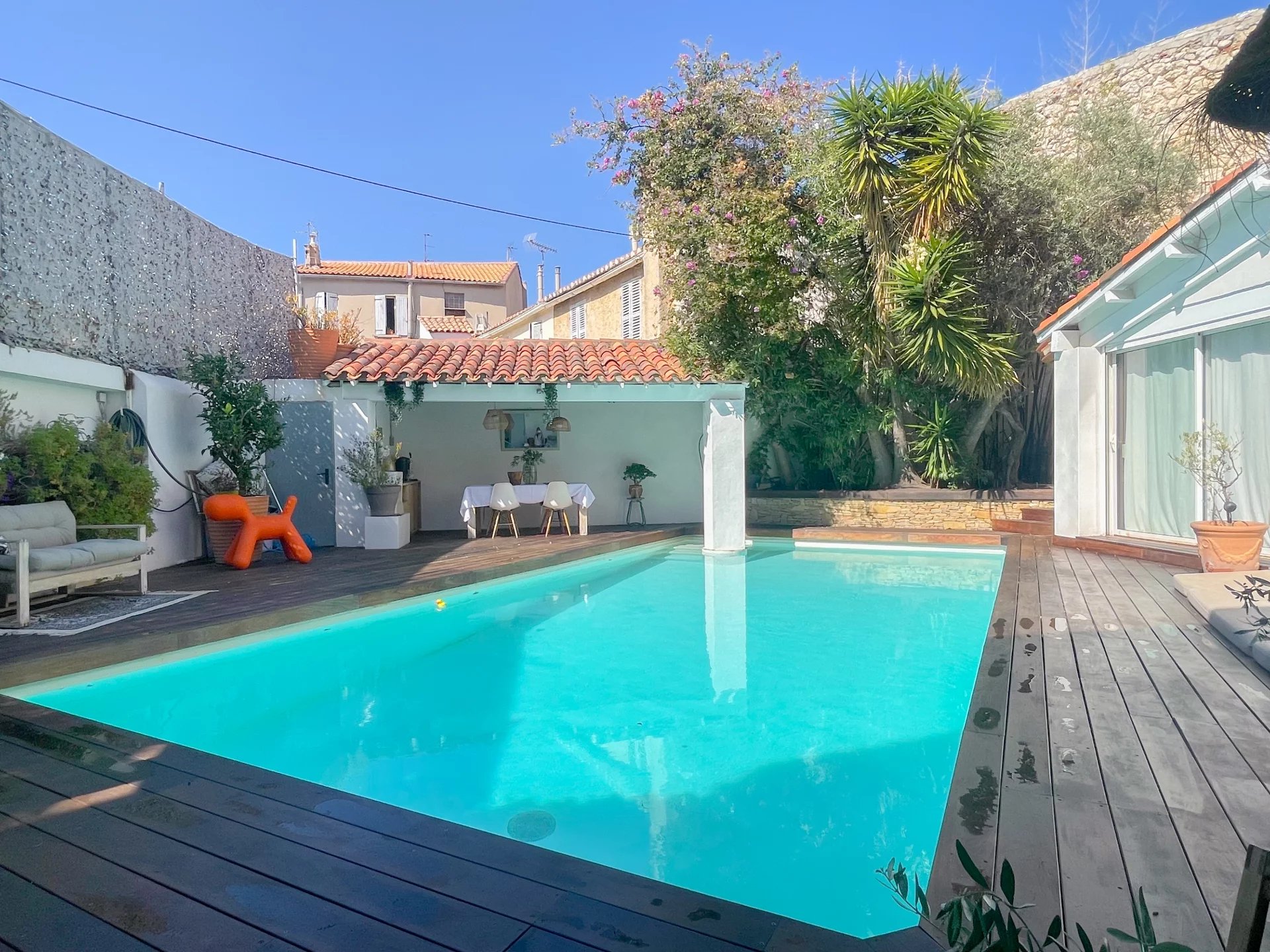 Agréable villa avec piscine et garage située au cœur de Bompard.