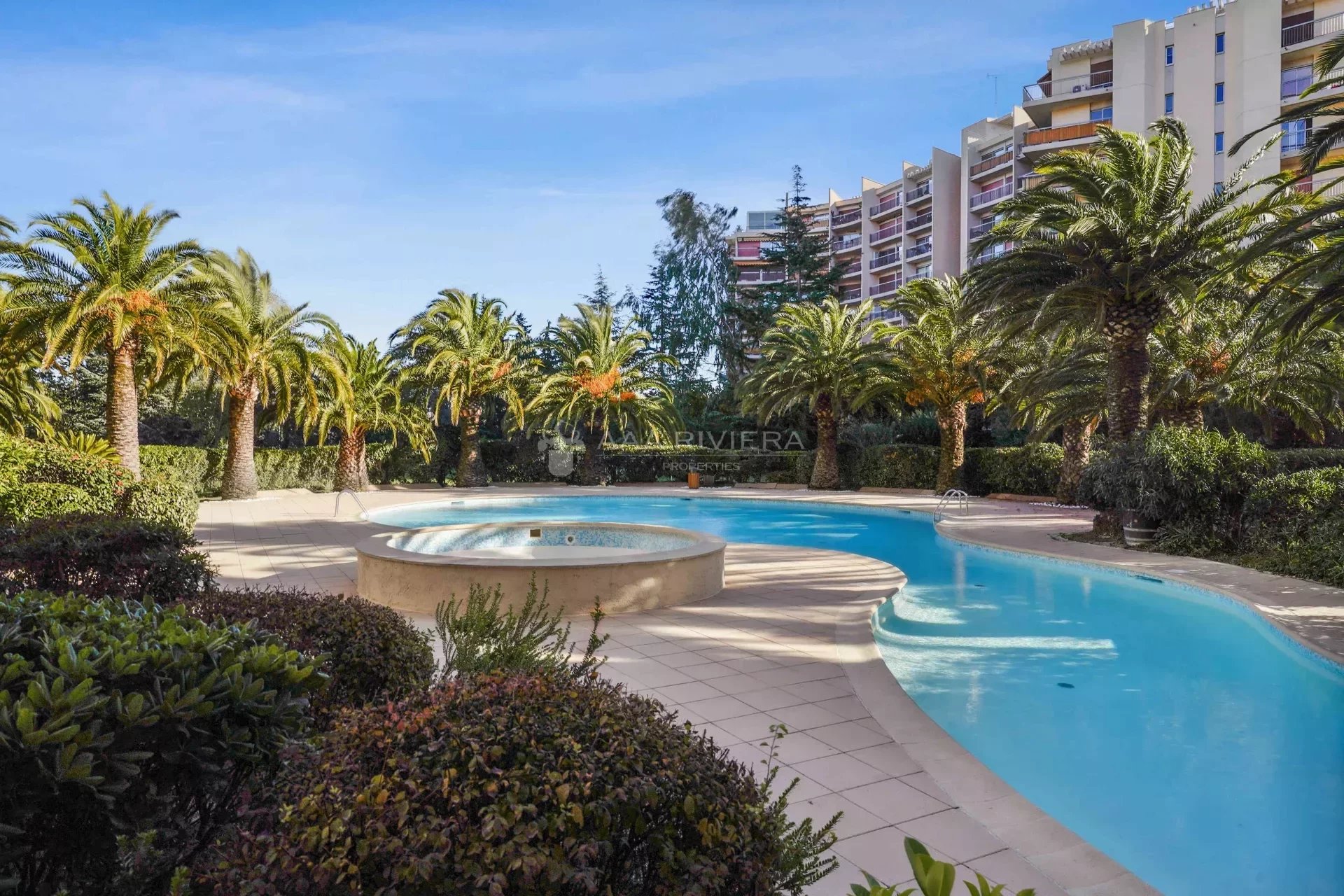 EXCLUSIVITE - Mandelieu - Rez-de-jardin - beau 3/4P , terrasses et jardin dans résidence avec piscine, tennis et gardien