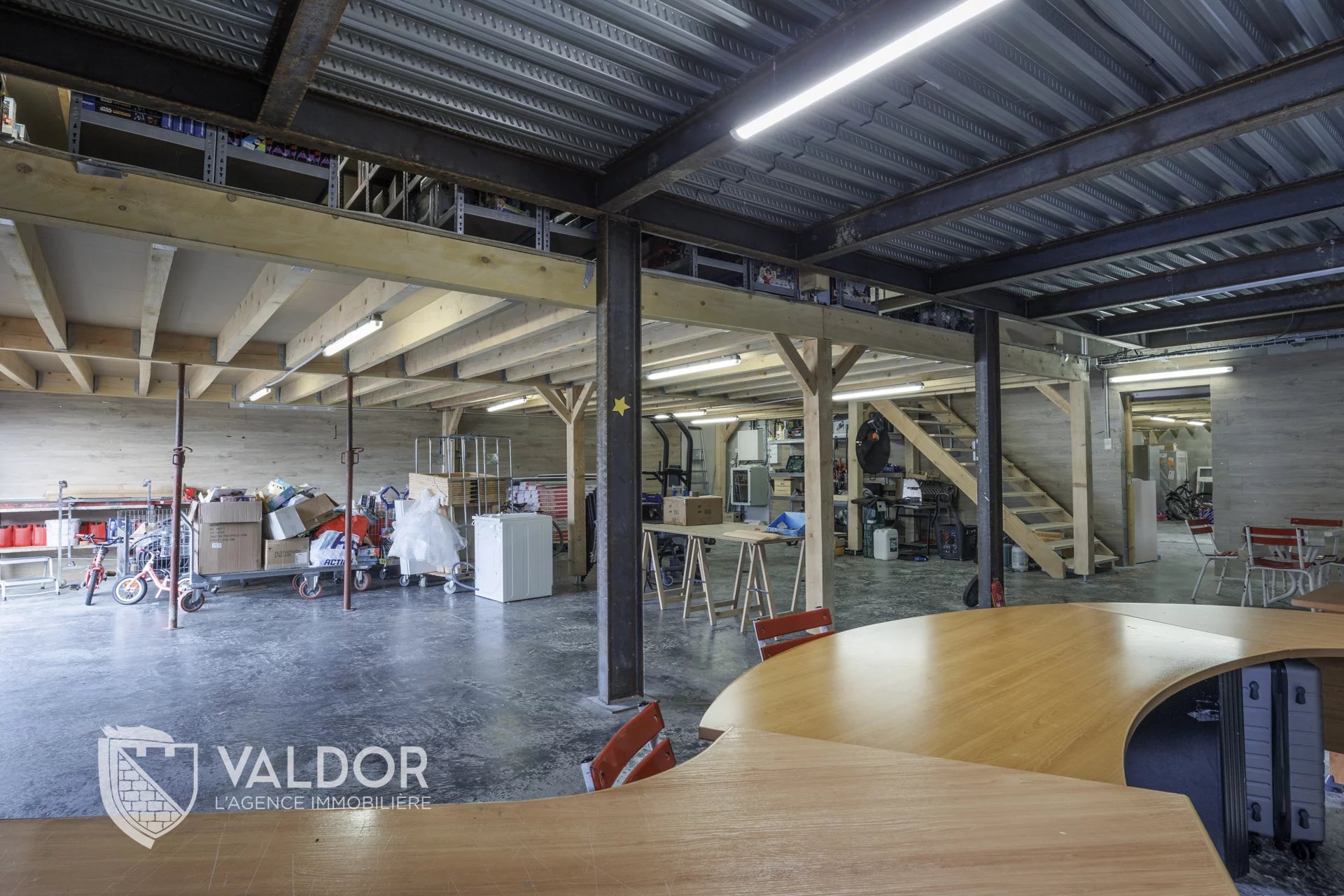 Local professionel - dépôt - atelier - bureaux - superficie 470 m2 hors mezzanine