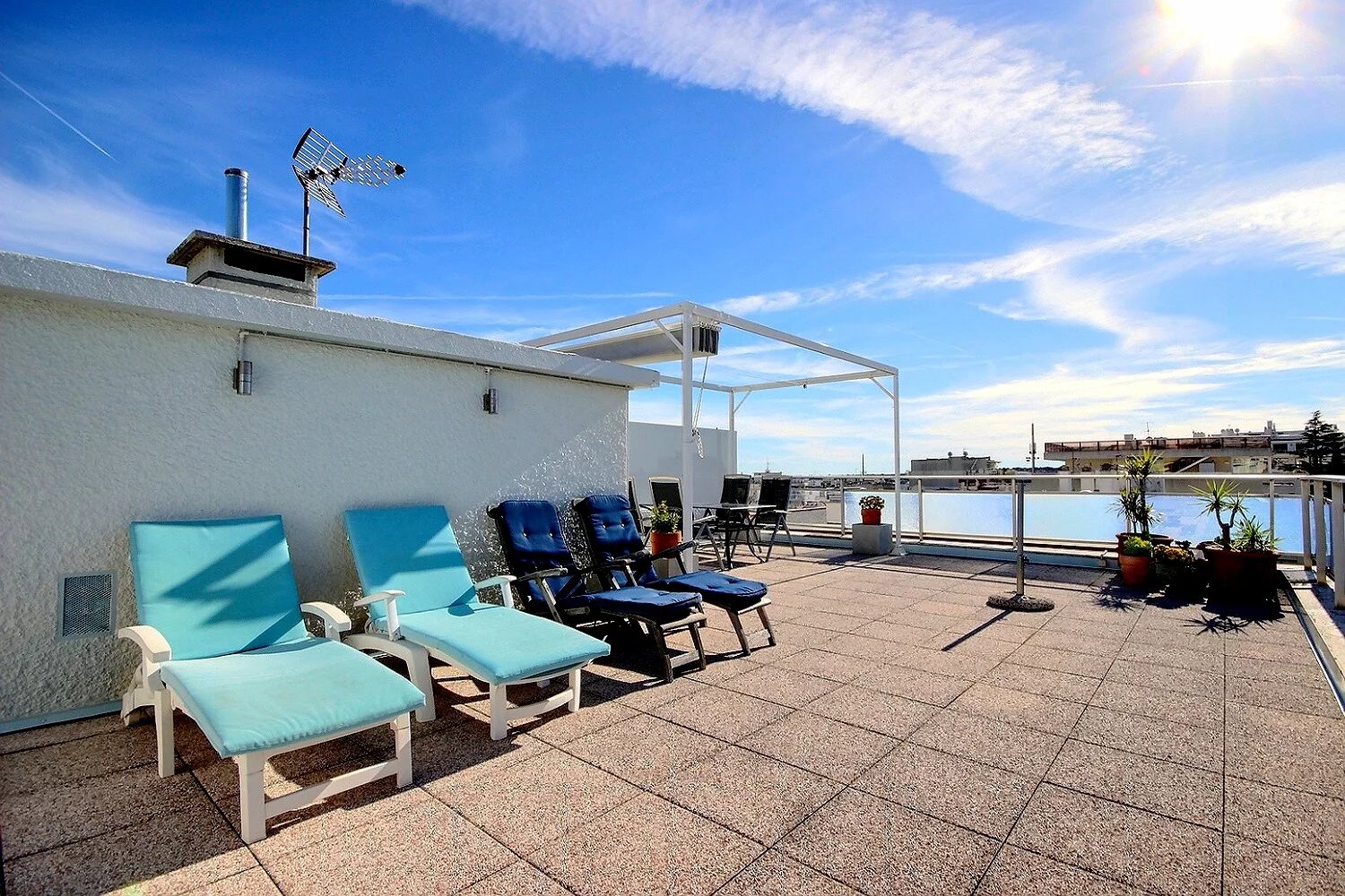 Cannes appartement au  dernier étage avec toit terrasse  dans le secteur du Palm Beach