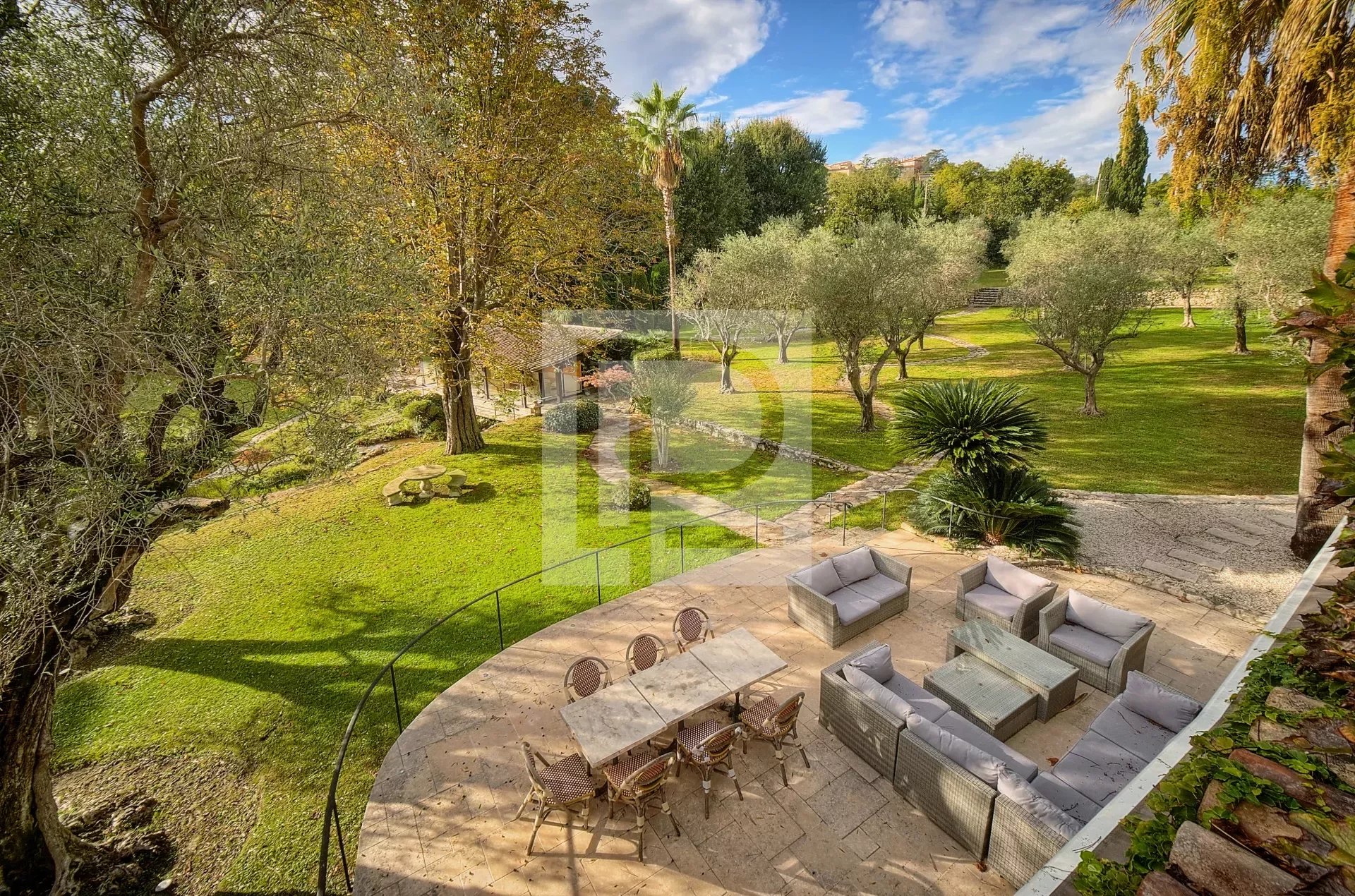 Unique property with great potential at walking distance from Mougins Village