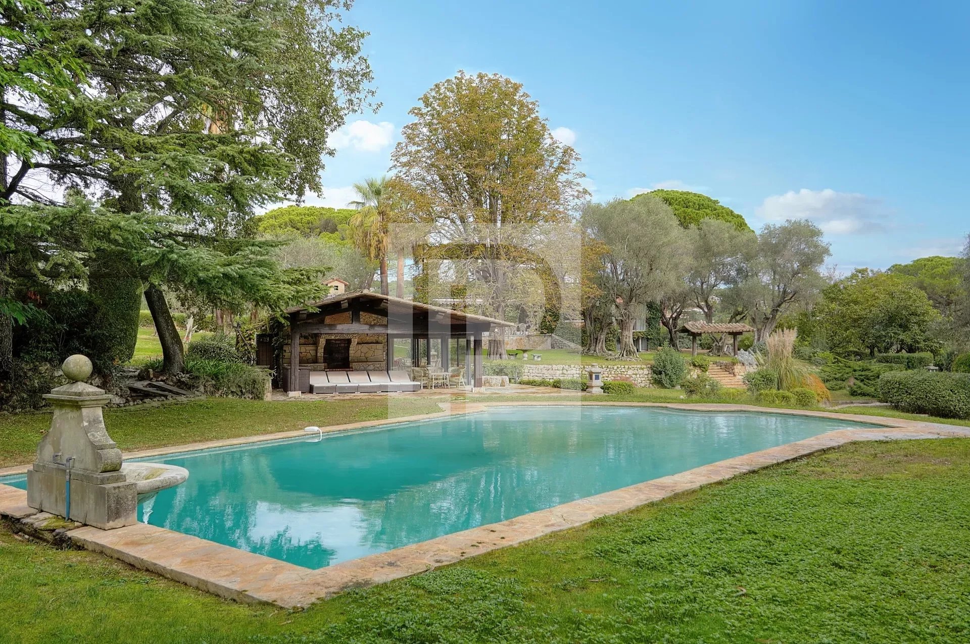 Mougins large estate with great potential