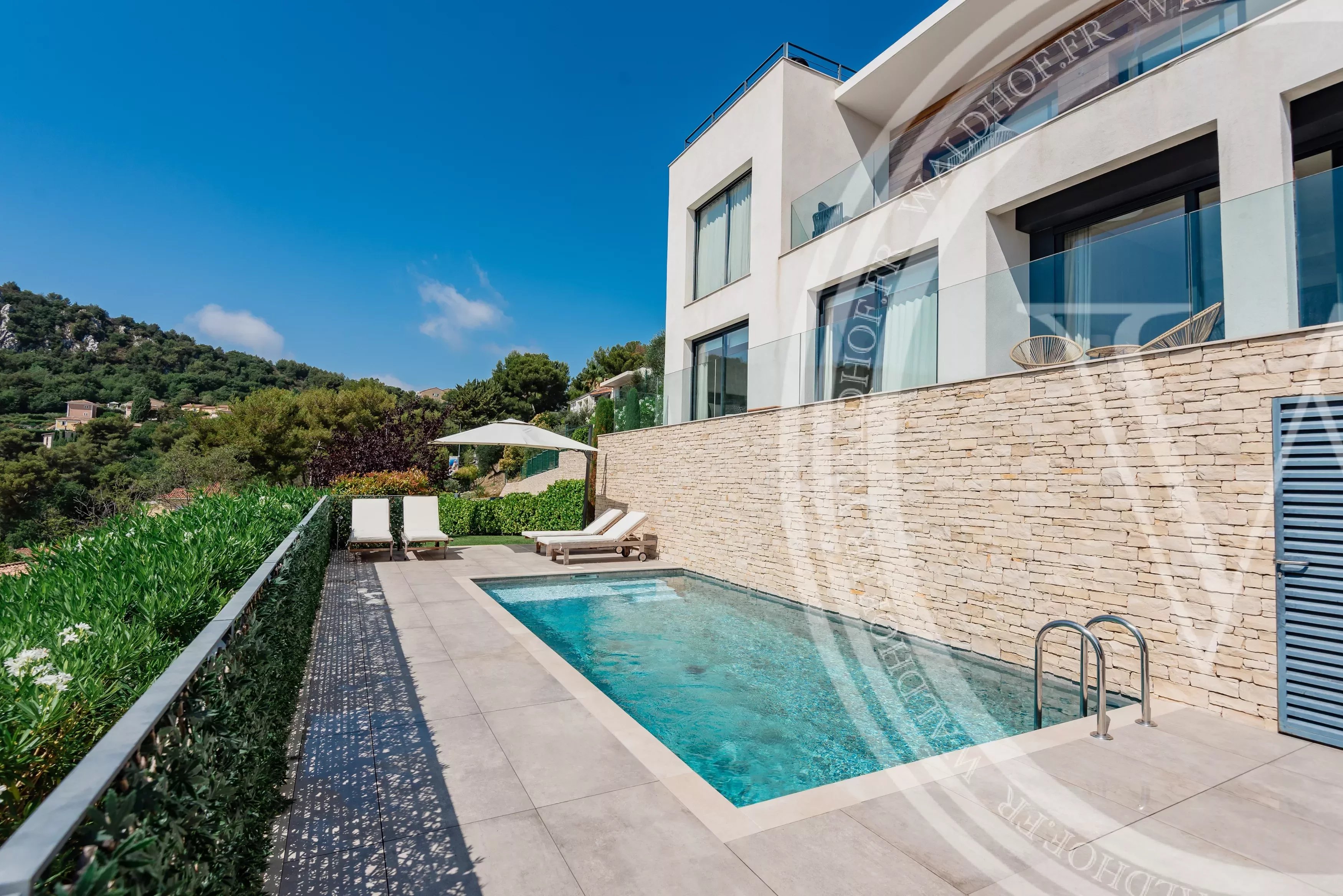 Turnkey family home in Eze village with sea view