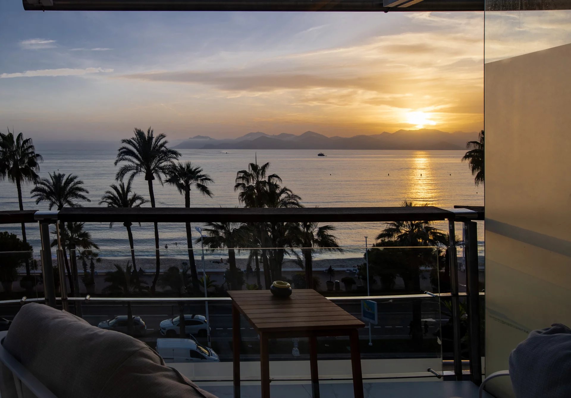 Exceptional apartment 90 m2 terrace Sea view, Bay of Cannes, cellar and parking