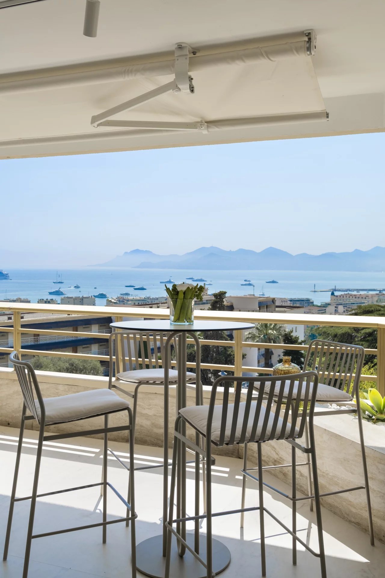 Cannes: superb 4 room apartment with large terrace, sea view, parking