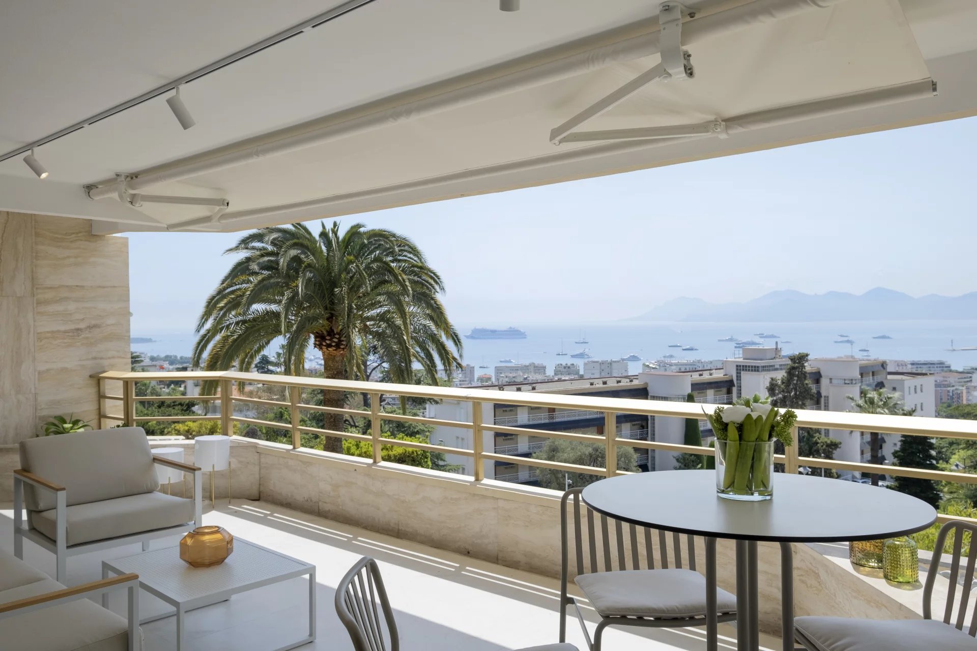 Cannes: superb 4 room apartment with large terrace, sea view, parking