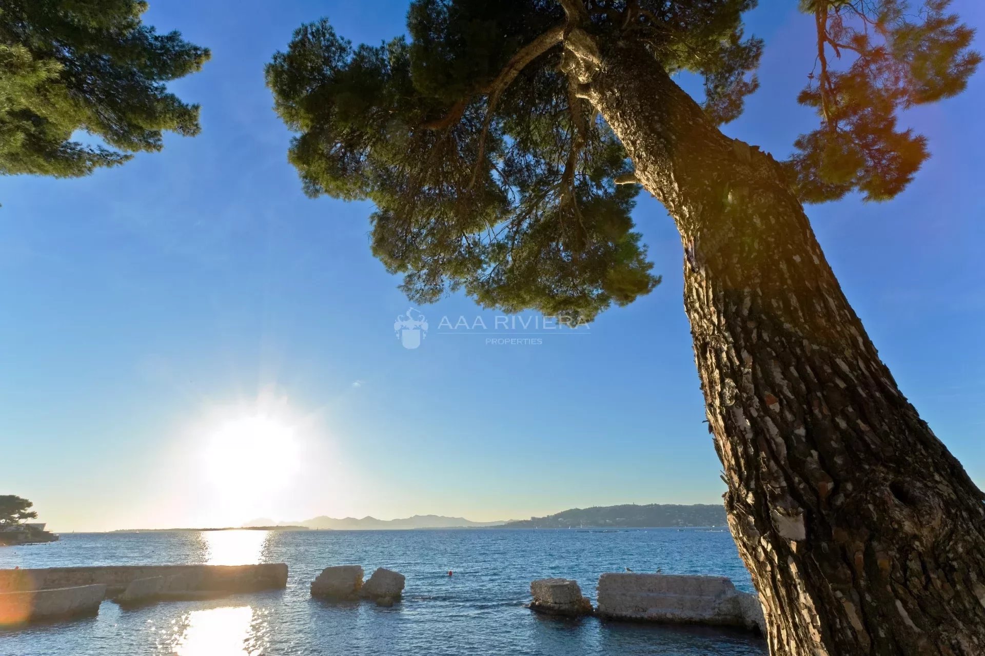 Sole Agent - Juan Les Pins - Bright 2 bedroom apt with terrace a short walk from sandy beaches - Pool. Garage. Caretaker.