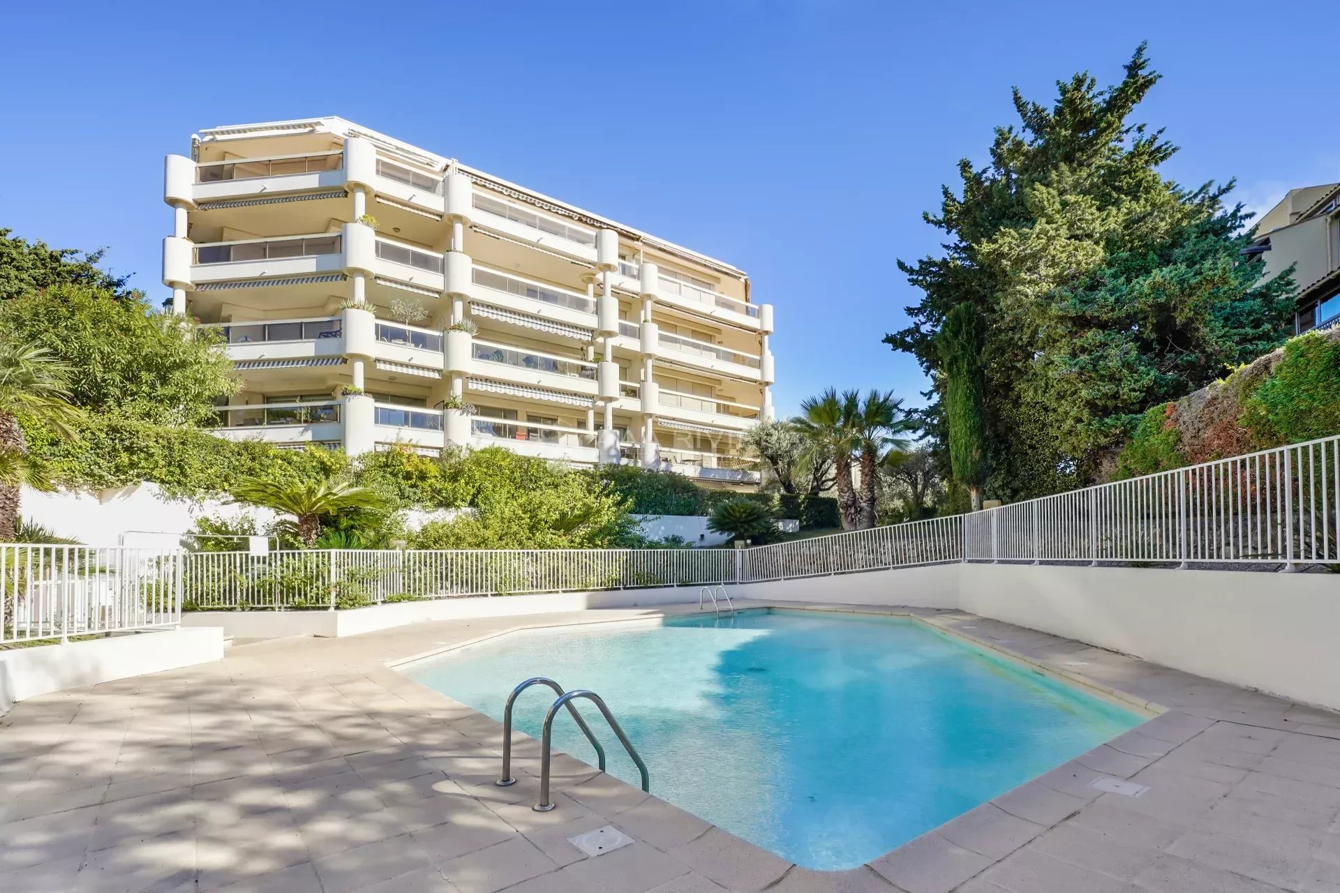 Sole Agent - Juan Les Pins - Bright 2 bedroom apt with terrace a short walk from sandy beaches - Pool. Garage. Caretaker.