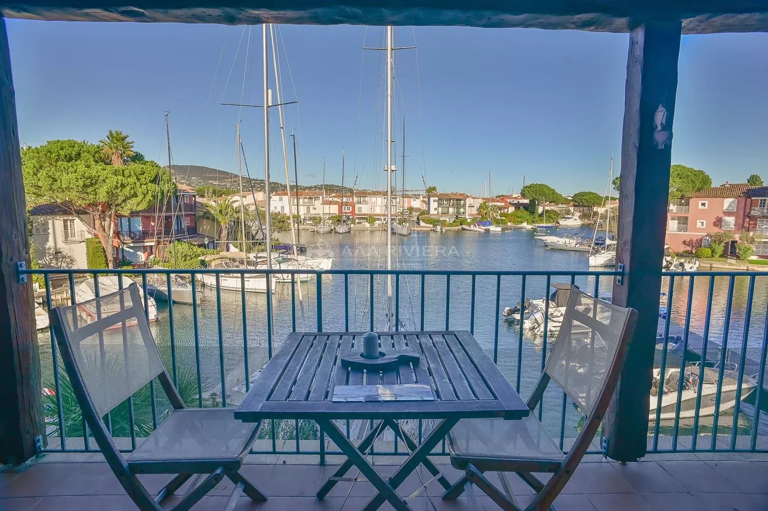 PORT GRIMAUD i Saint Tropez Gulfen  - Superb 2-roms leilighet med panorama sjøutsikt, terrasse, privat parkering og (leid) båtplass