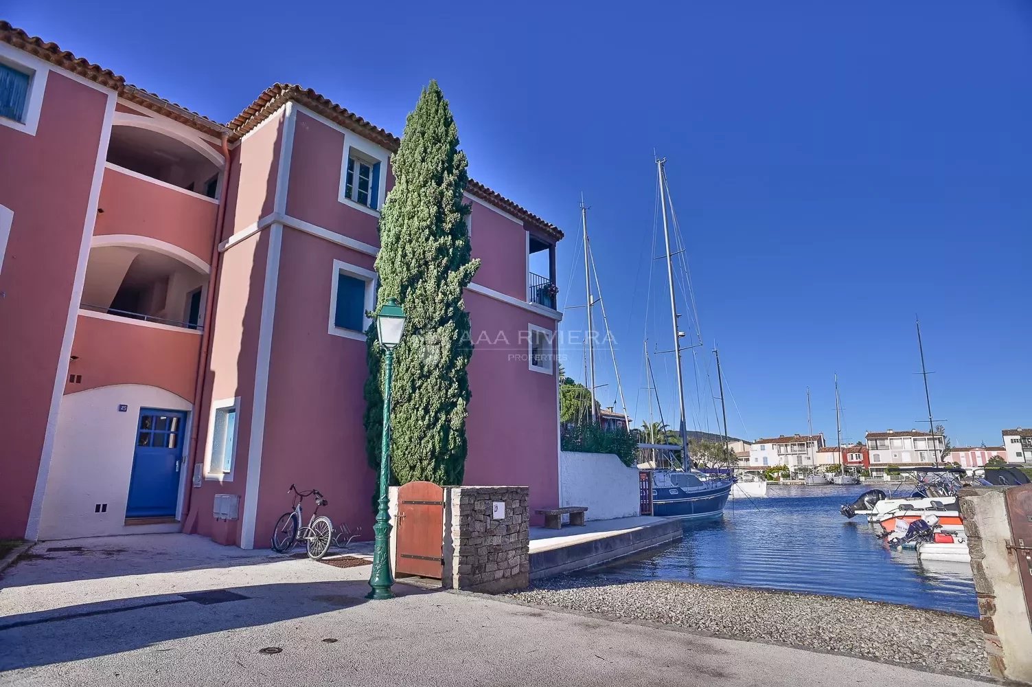 PORT GRIMAUD i Saint Tropez Gulfen  - Superb 2-roms leilighet med panorama sjøutsikt, terrasse, privat parkering og (leid) båtplass