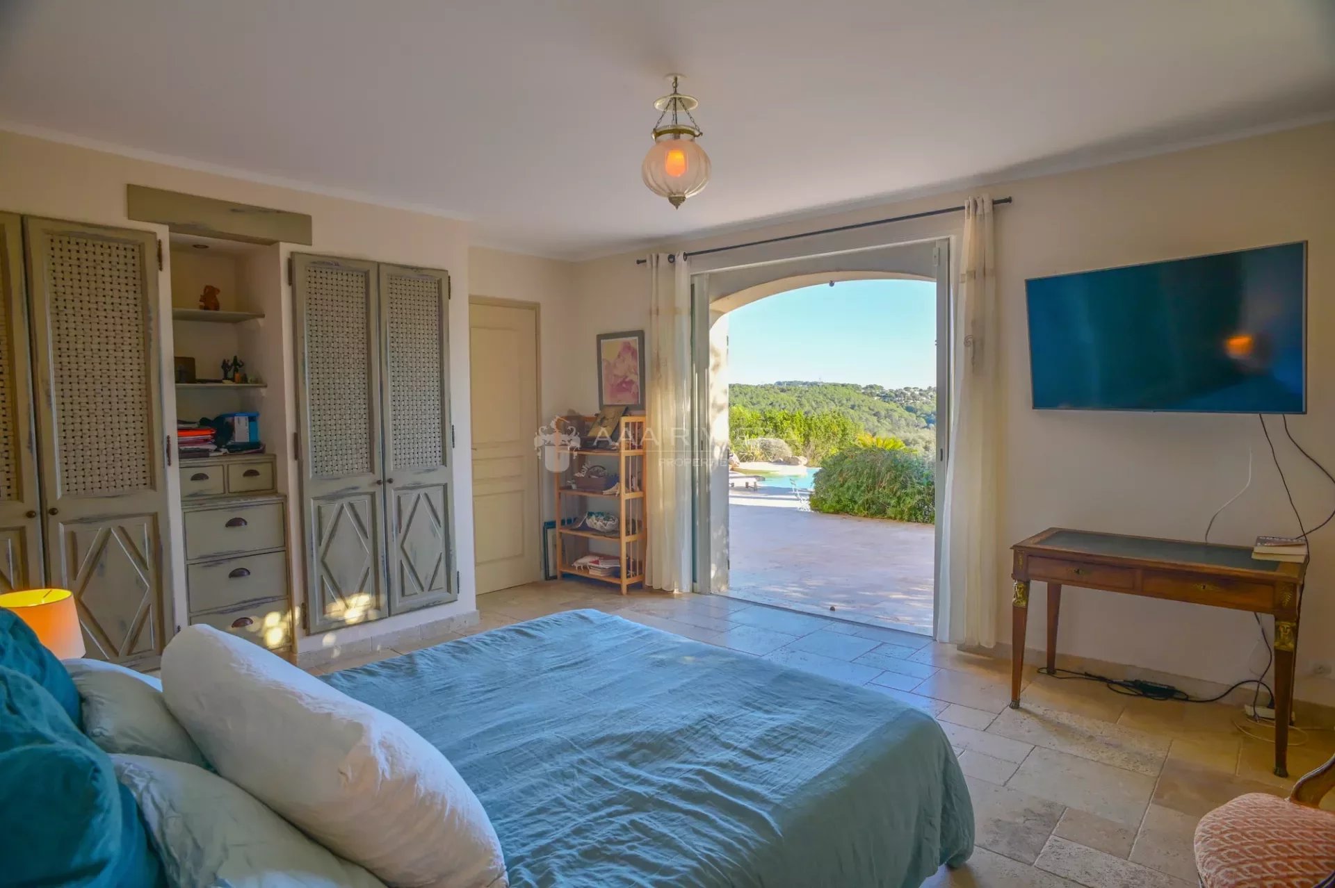 Mellom Cannes og Grasse – Nydelig eiendom med sv.basseg, 6 soverom og panorama utsikt i fredlige omgivelser