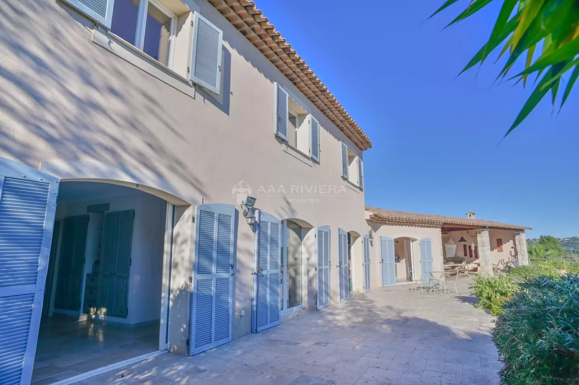 Sole Agent -  In the hinterland of Cannes - Beautiful property with pool and panoramic views towards the sea in a calm setting.