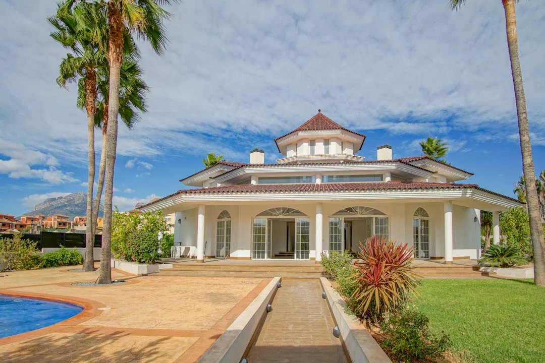 Nieuwe architecturale koloniale villa te koop in Alfaz del Pi, Alicante