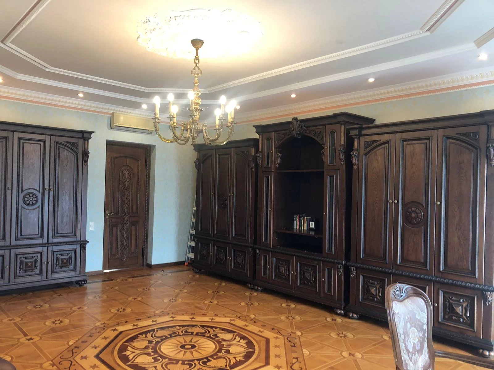 Exclusivité Appartement à vendre sur la célèbre Perspective Nevski à Saint-Petersbourg. 221m², 5 pièces,3 grandes chambres.