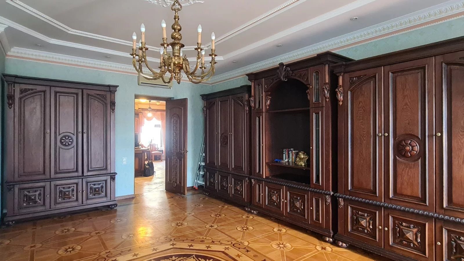Exclusivité Appartement à vendre sur la célèbre Perspective Nevski à Saint-Petersbourg. 221m², 5 pièces,3 grandes chambres.