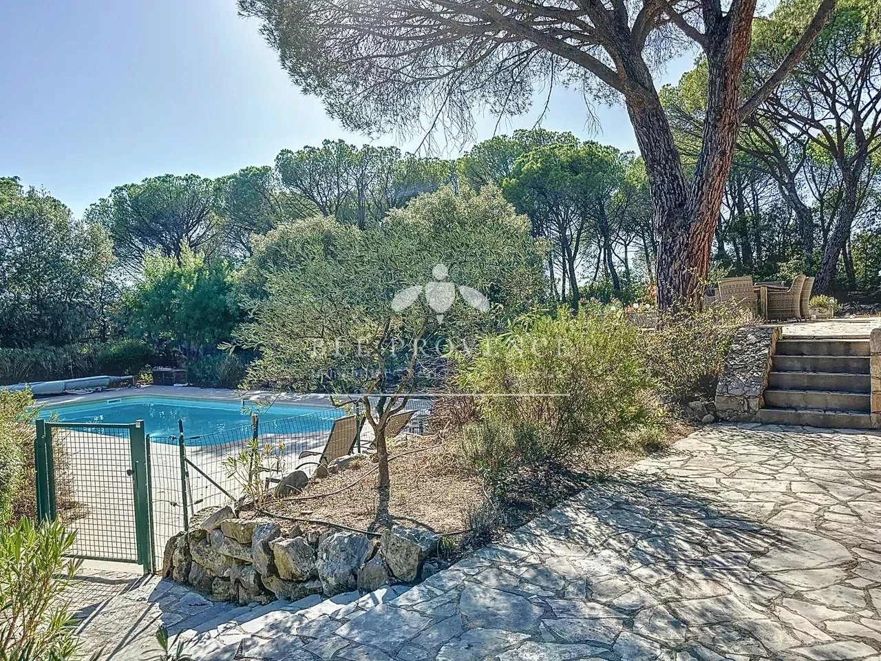 Sfeervolle villa op prachtig terrein, op een half uur van de Middellandse zee