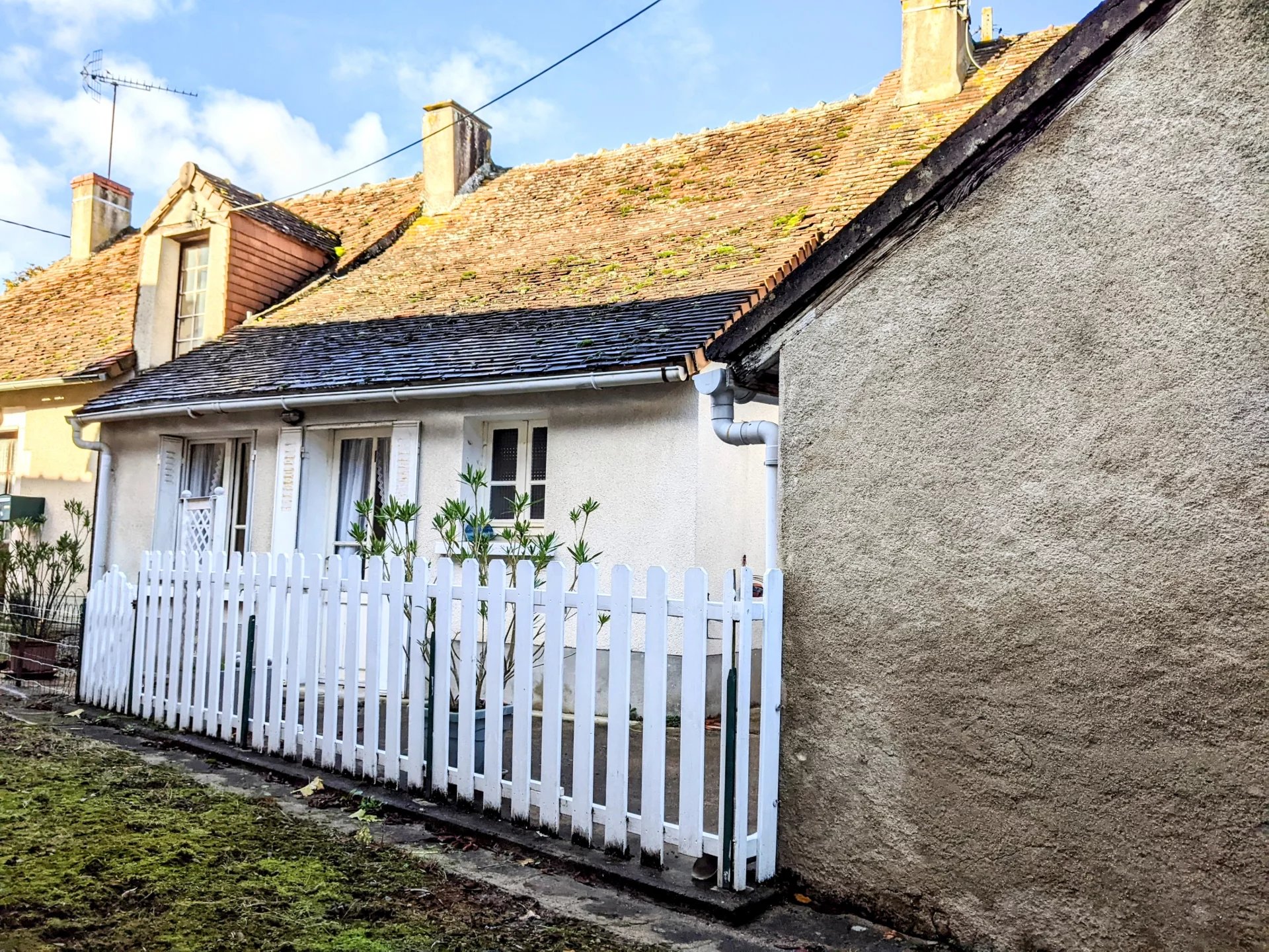 Charming cosy 3 bedroom cottage close to the shops