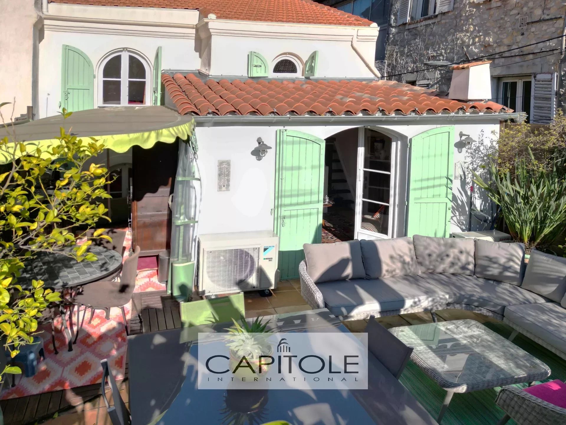 Antibes - Vieille ville, 5 pièces, maison de ville de 105 m² avec grande terrasse.