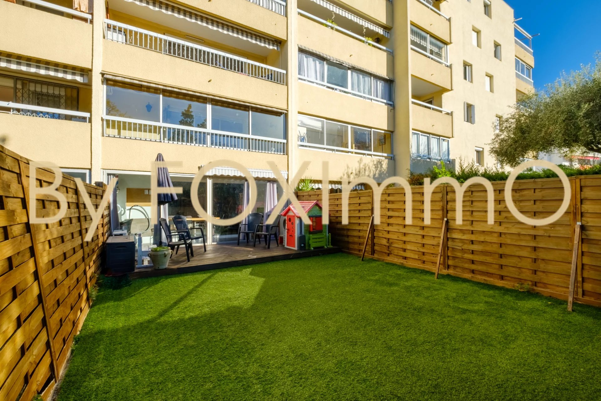A vendre sur la Côte d'Azur, appartement 3 pièces de 71m² en rez de jardin exposé Ouest