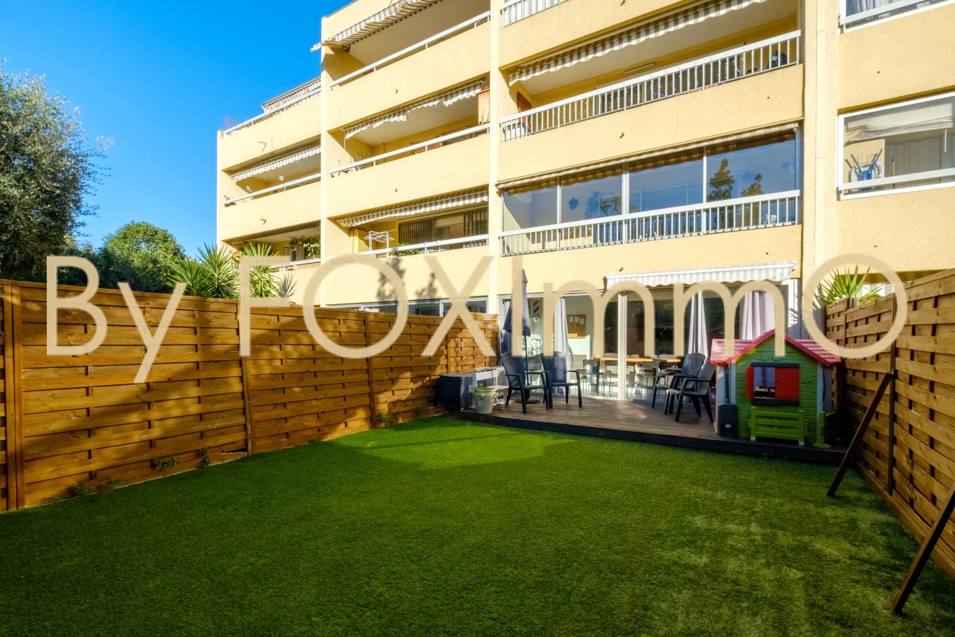 A vendre sur la Côte d'Azur, appartement 3 pièces de 71m² en rez de jardin exposé Ouest