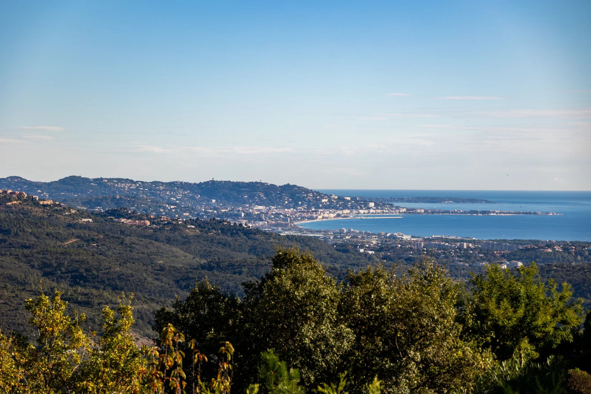 Superb modern villa with panoramic views over the bay of Cannes