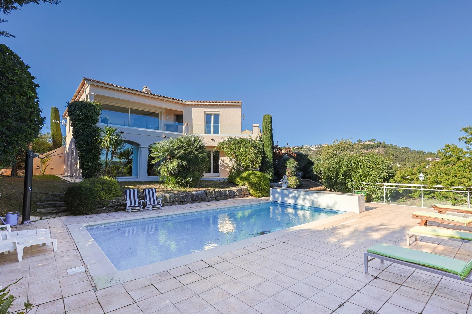 Superbe villa moderne avec vue panoramique sur la baie de Cannes