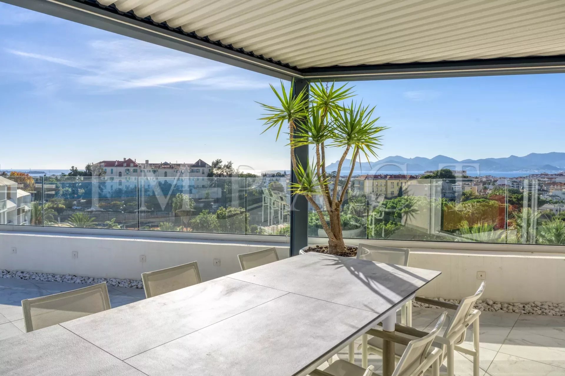 Cannes luxurious apartment sea view to rent