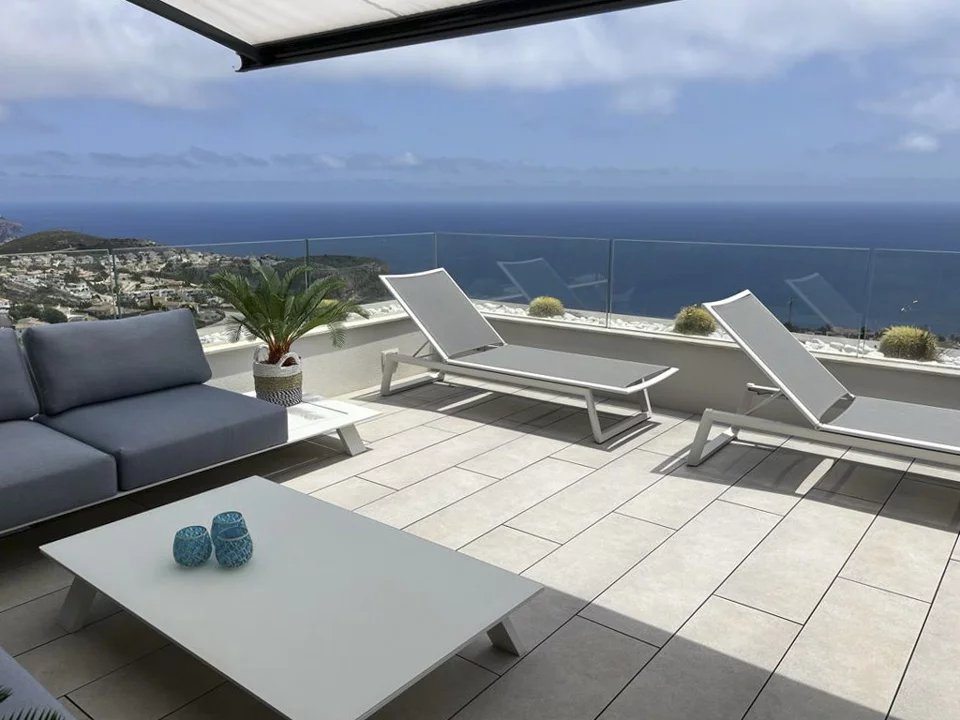 Modern luxe appartement met adembenemend zeezicht in Cumbre del Sol