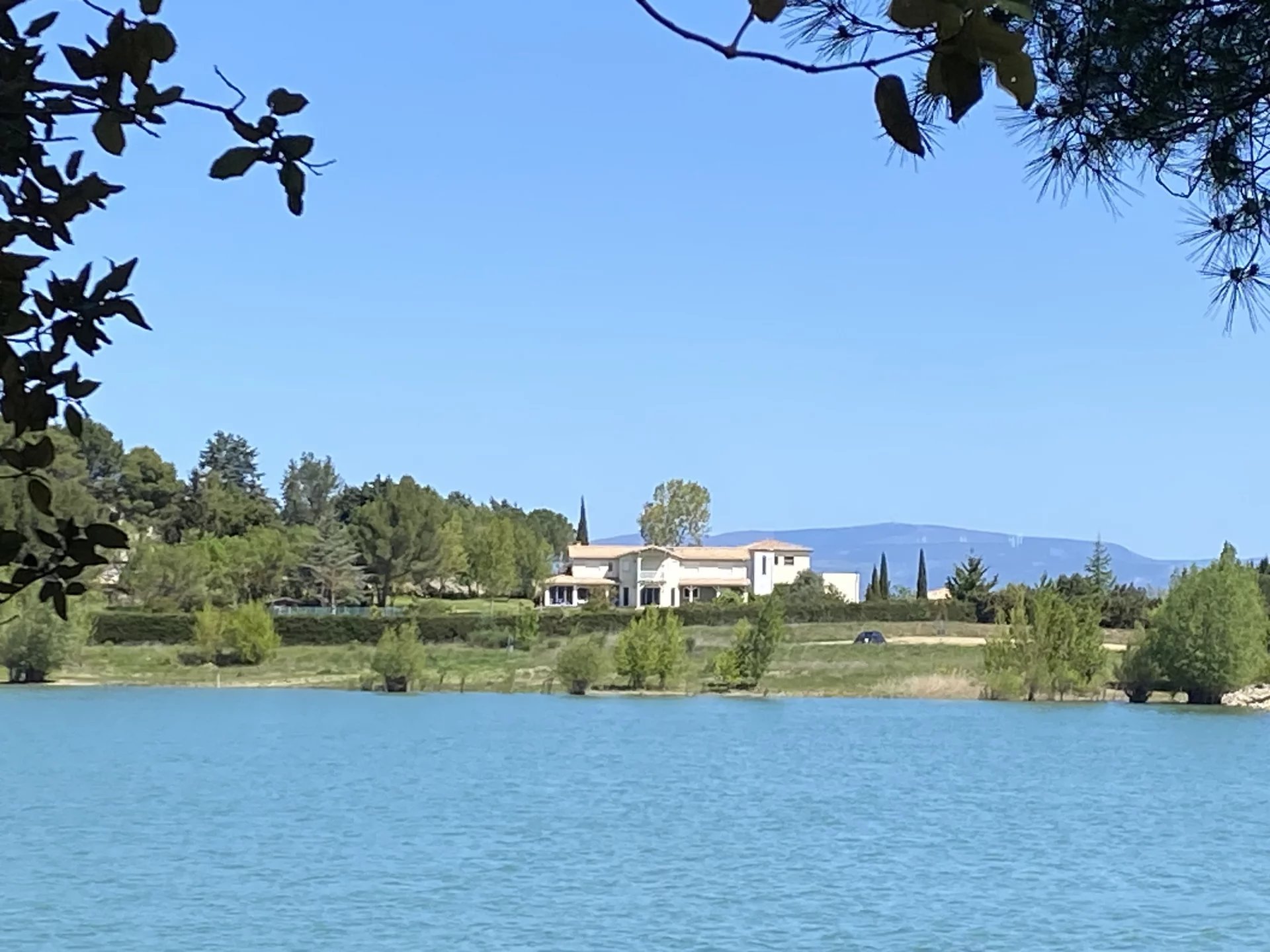 Villa de luxe située au bord d'un lac