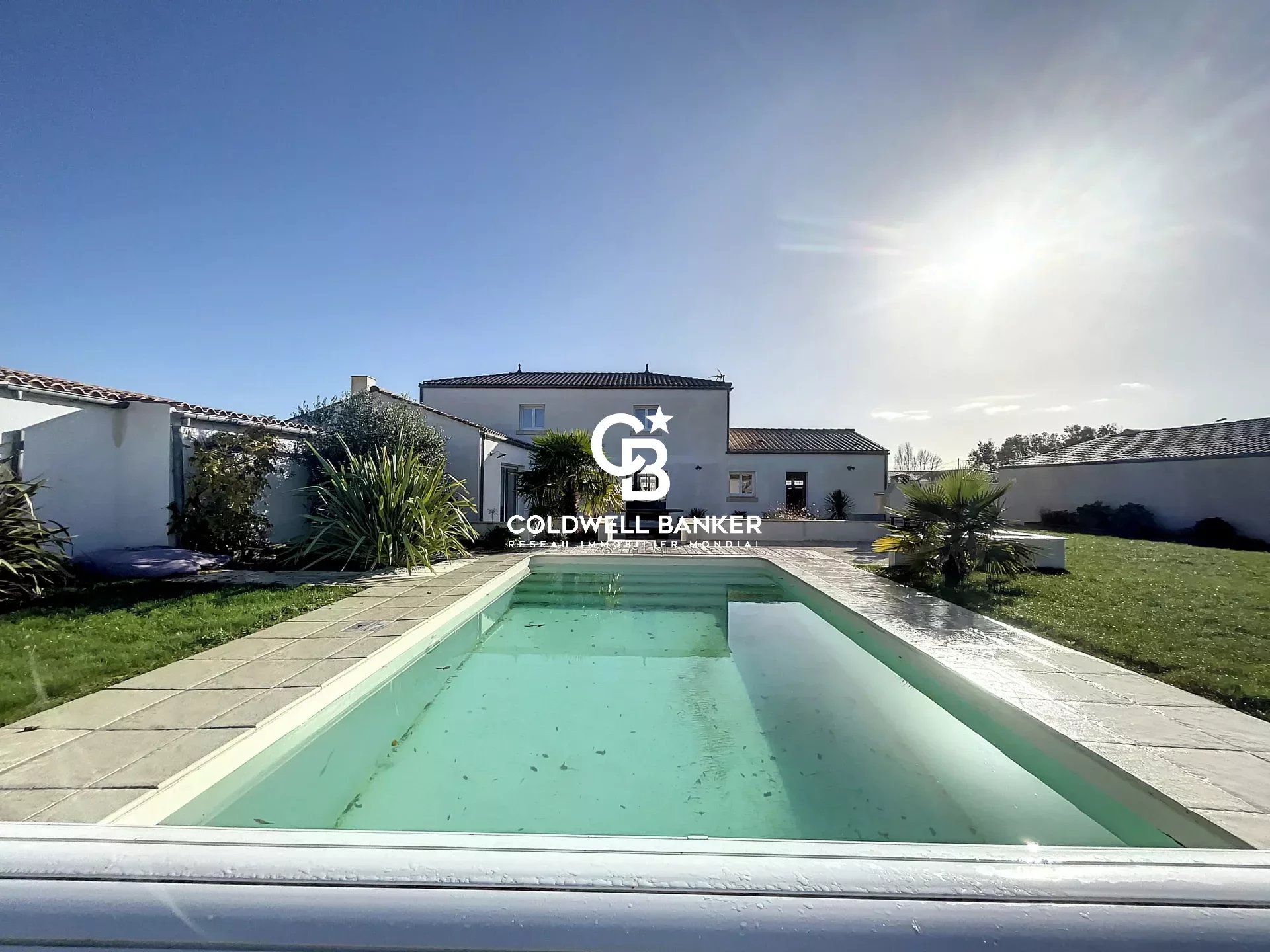 Élégante maison d'architecte et sa piscine chauffée.