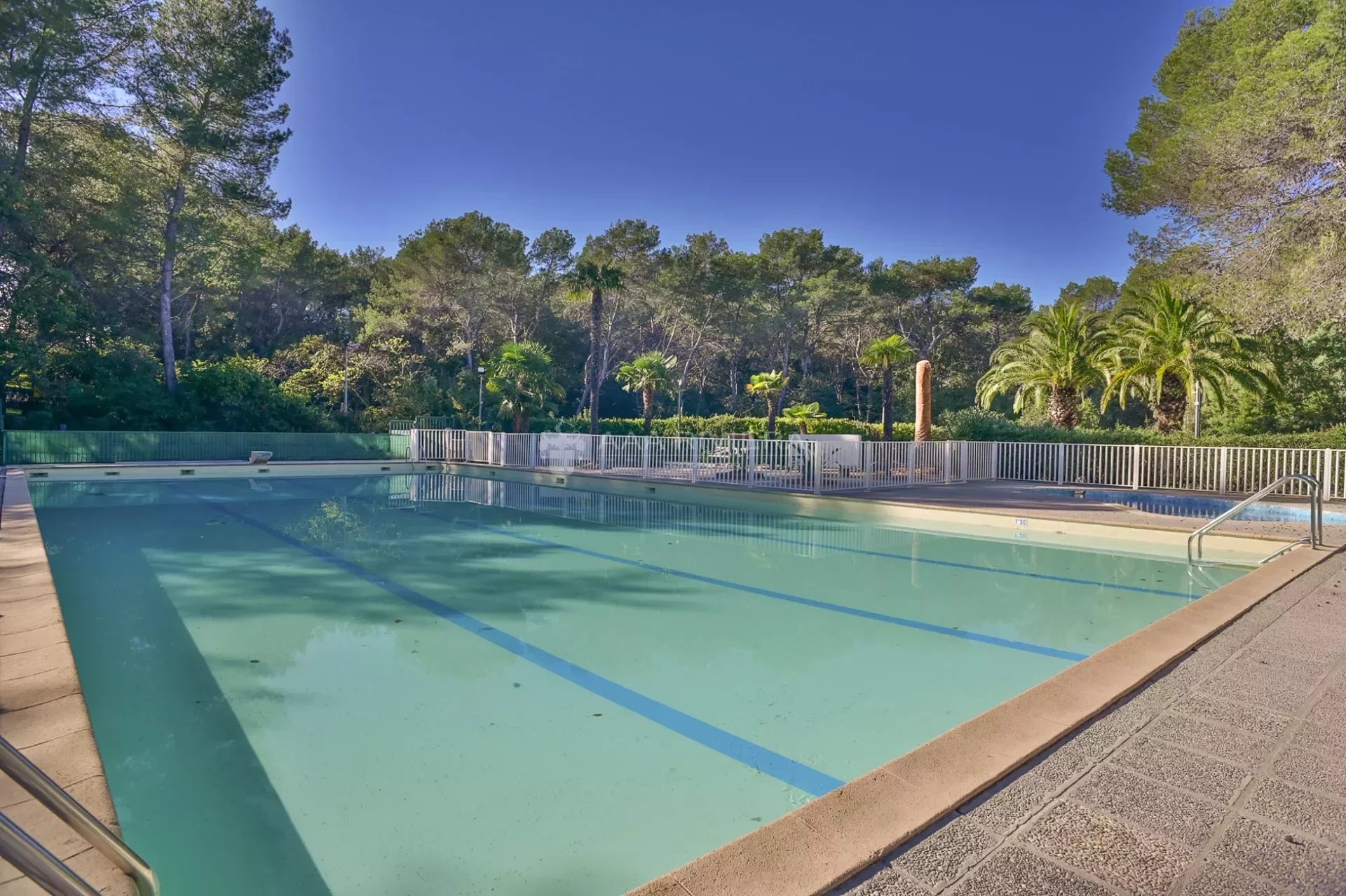 Hauteurs Antibes-Vallauris, maison jumelée contemporaine, vue mer panoramique dans domaine sécurisé avec piscine et tennis.